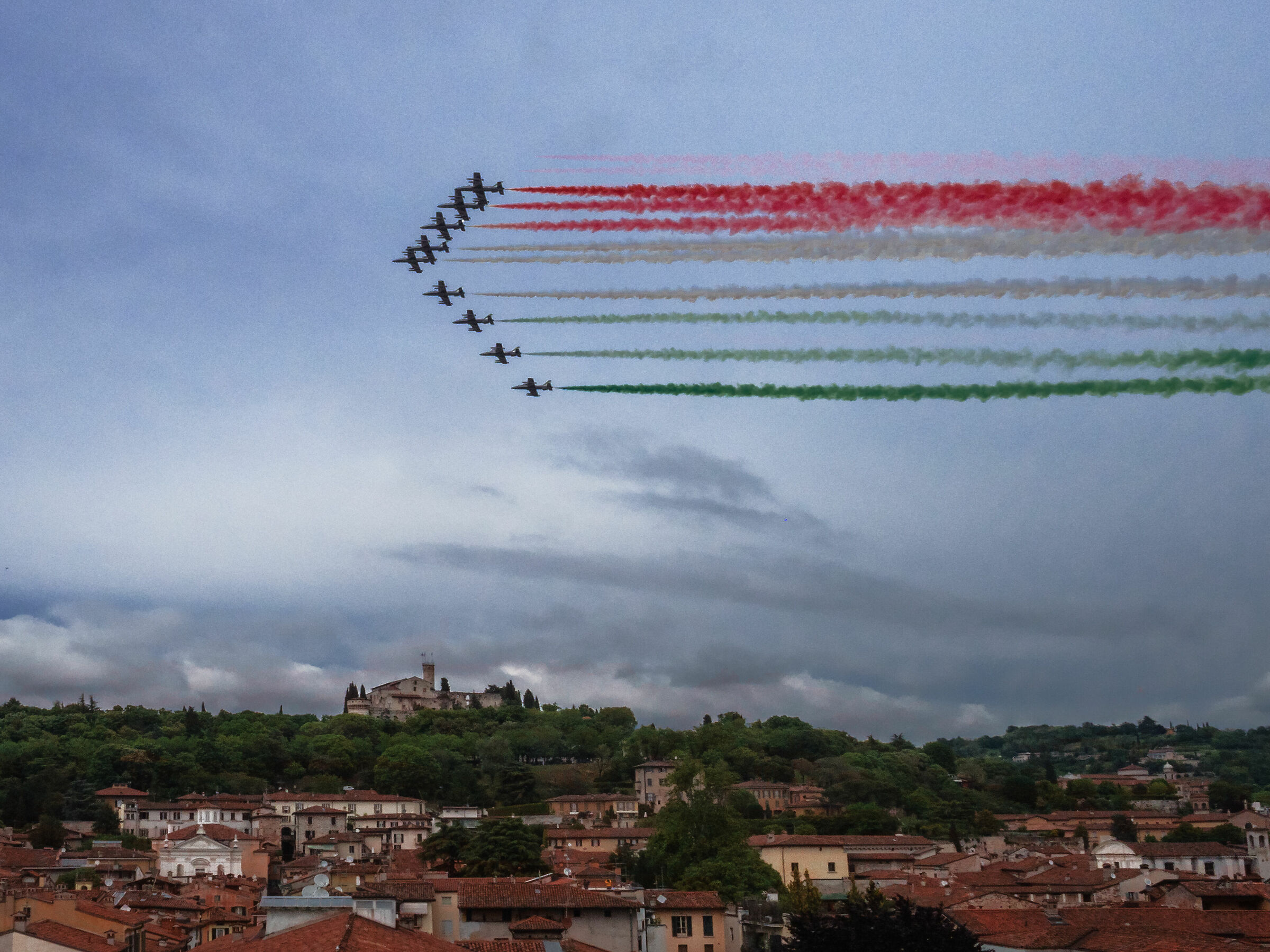 le frecce tricolori in volo sopra  Brescia -1000 miglia