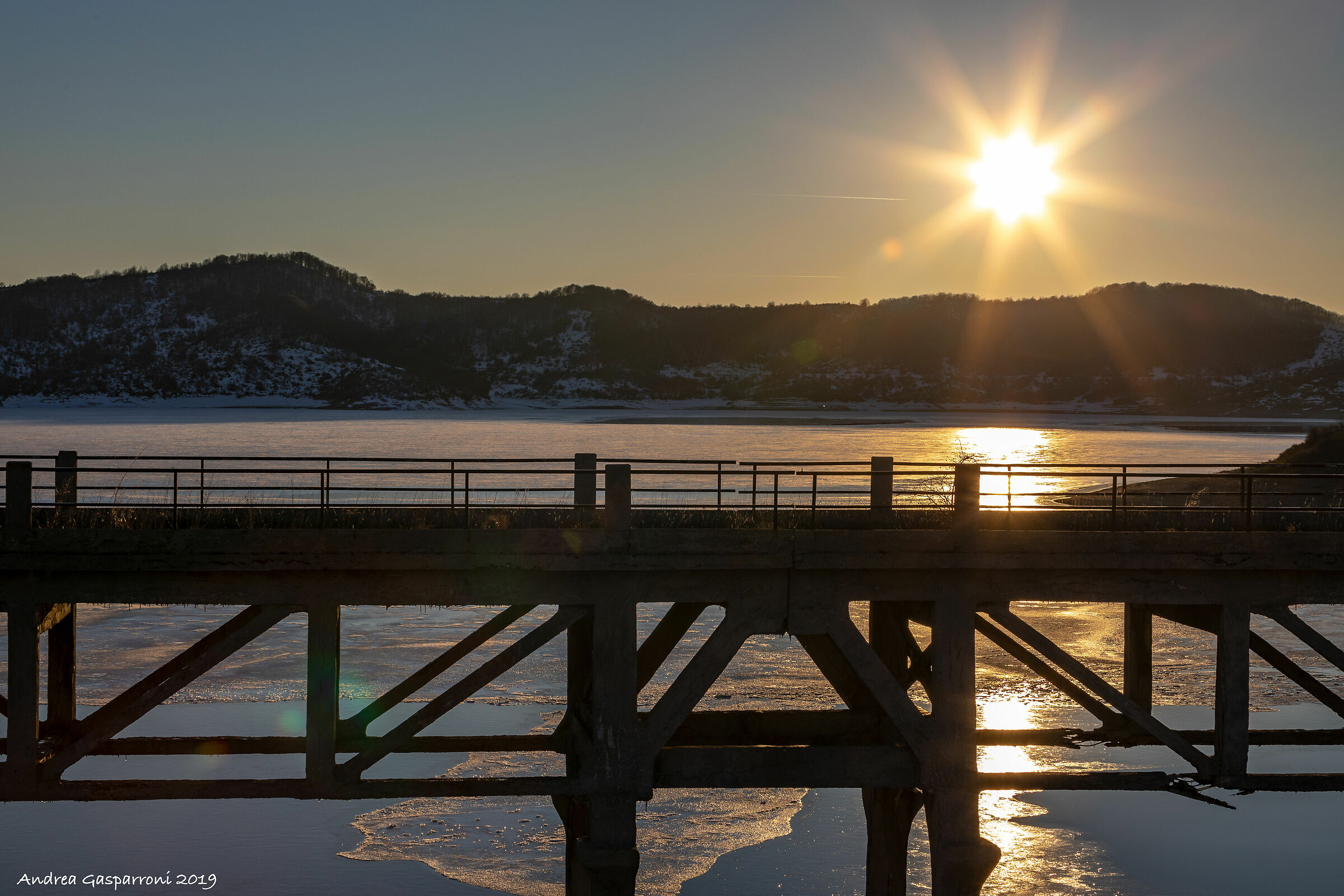 Tramonto sul lago ghiacciato di Campotosto