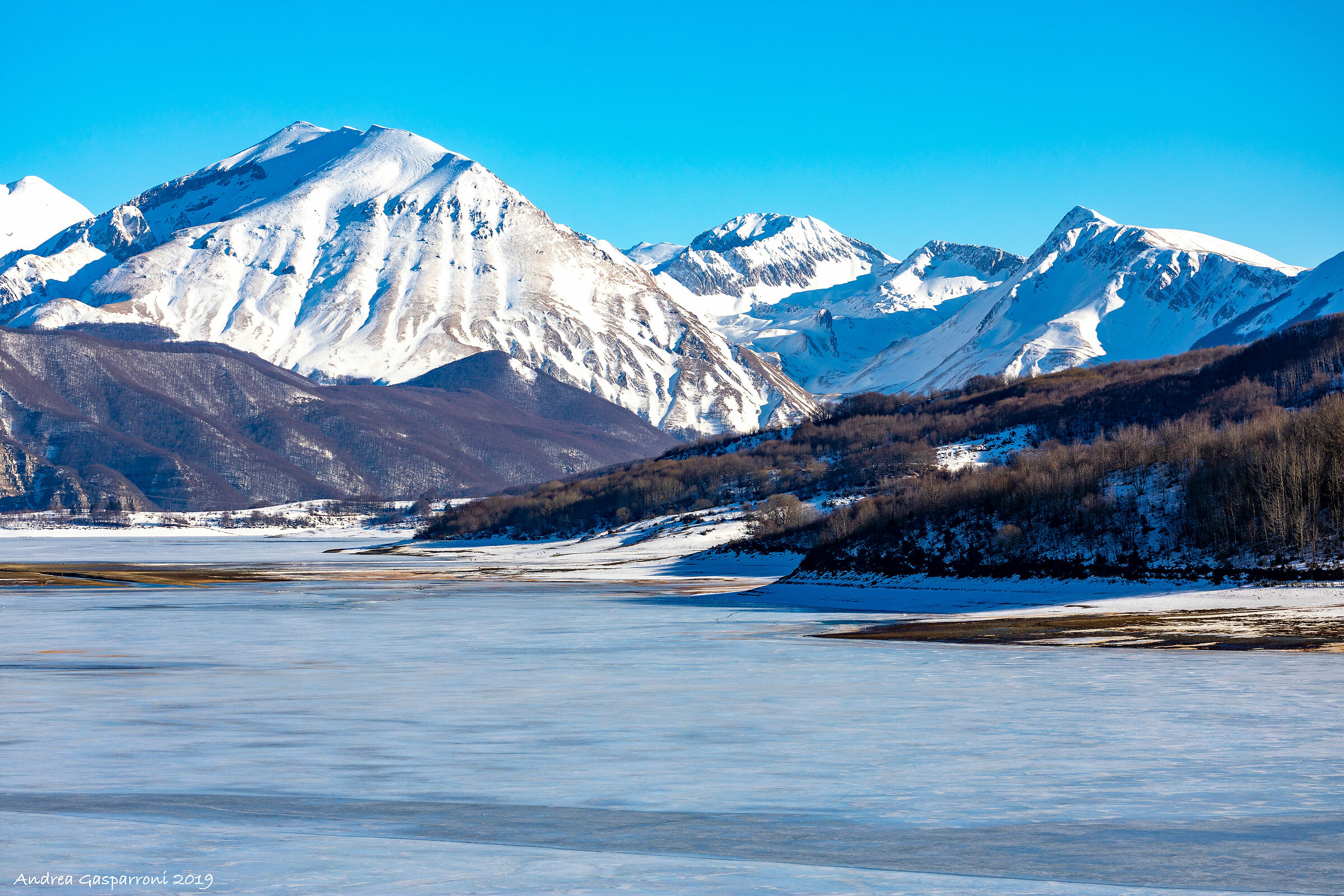 Lago di Campotosto ghiacciato (aq)