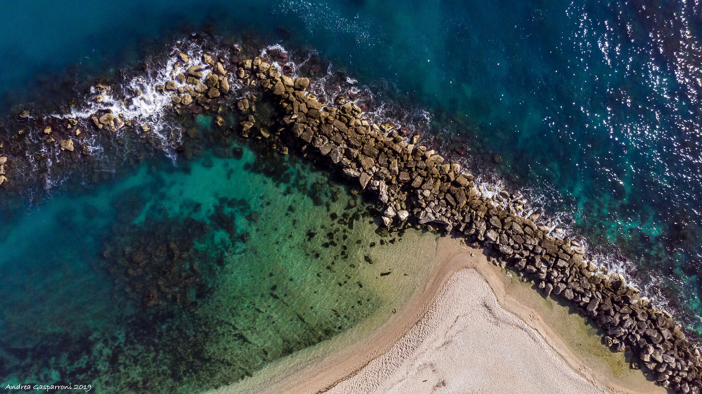 Scogli sulla spiaggia Urbani di Sirolo (An)