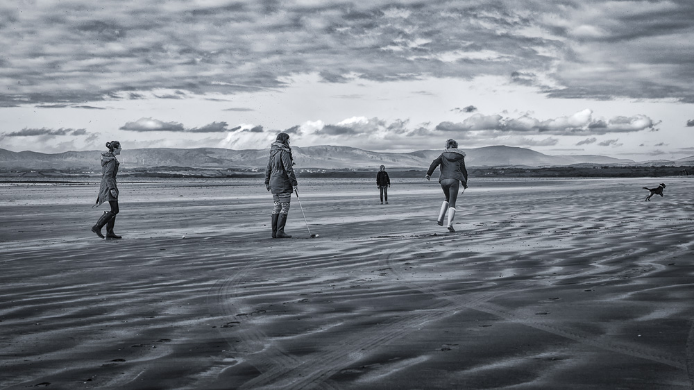 Con la bassa marea sulla riva