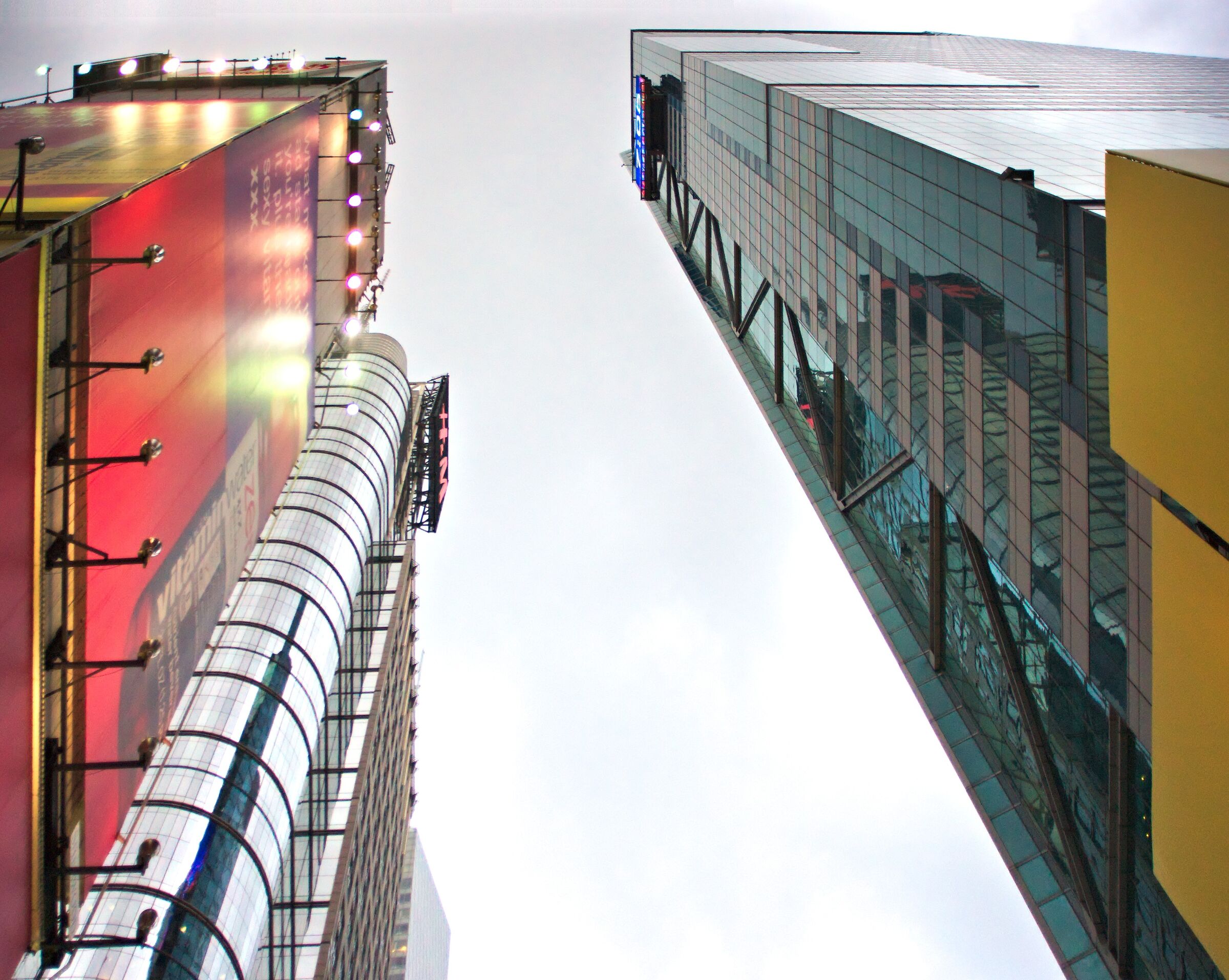 New York / colori verso il cielo grigio