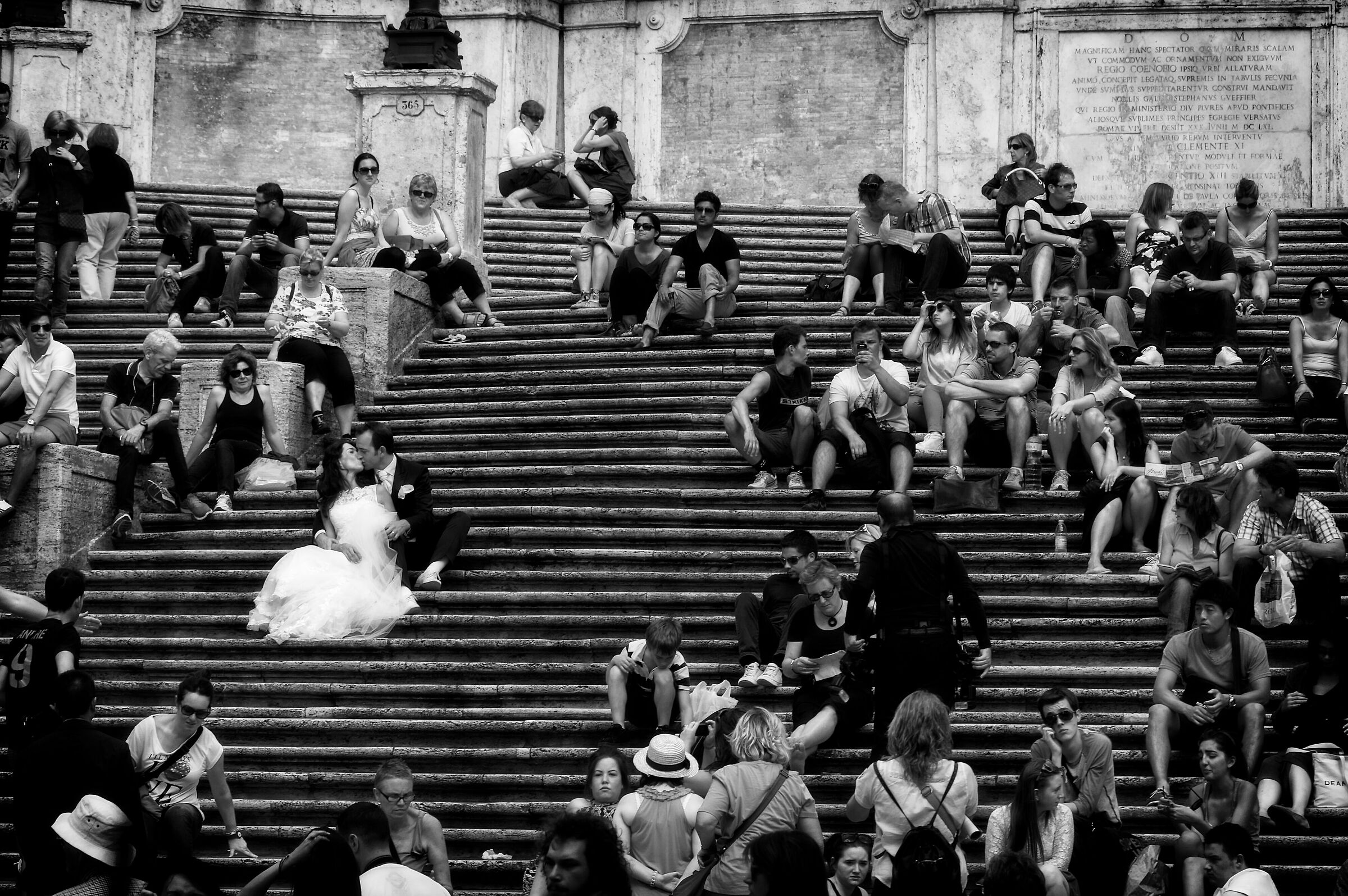 Gli sposi e il mondo intorno