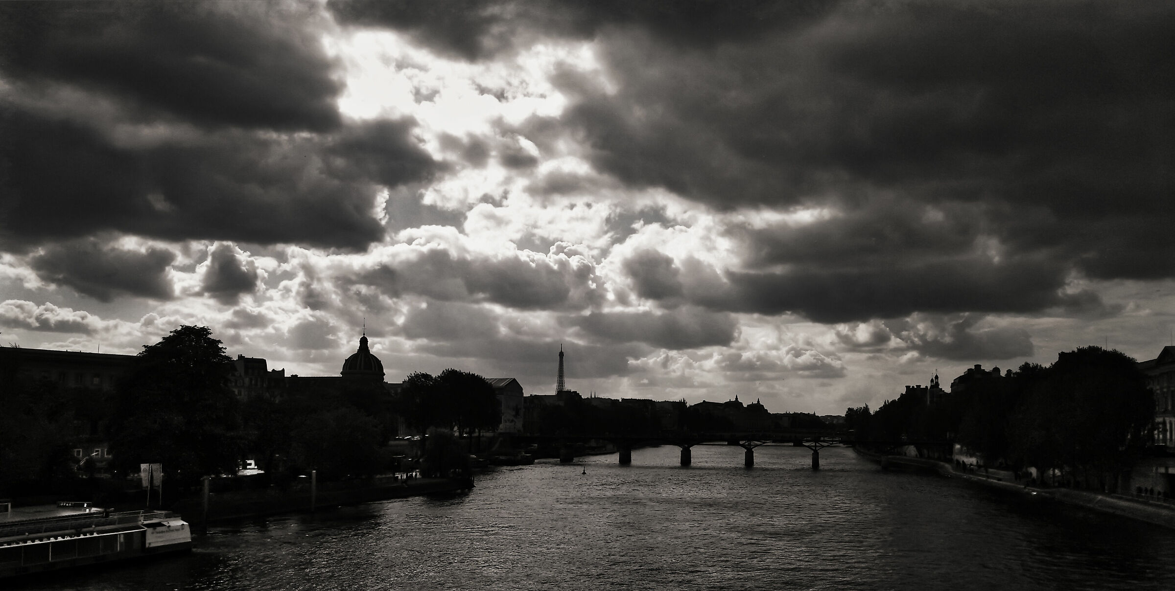 Threatening clouds on the Seine