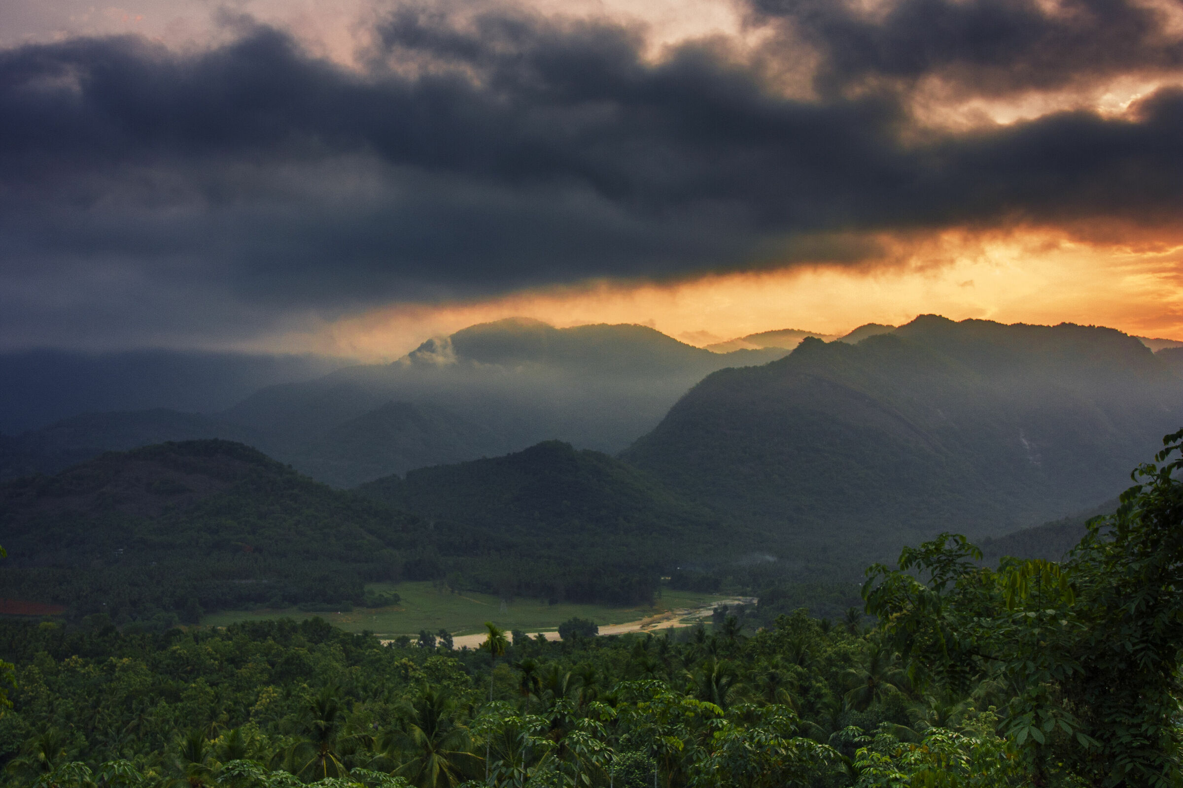 Mentre il sole sorge sulla montagna