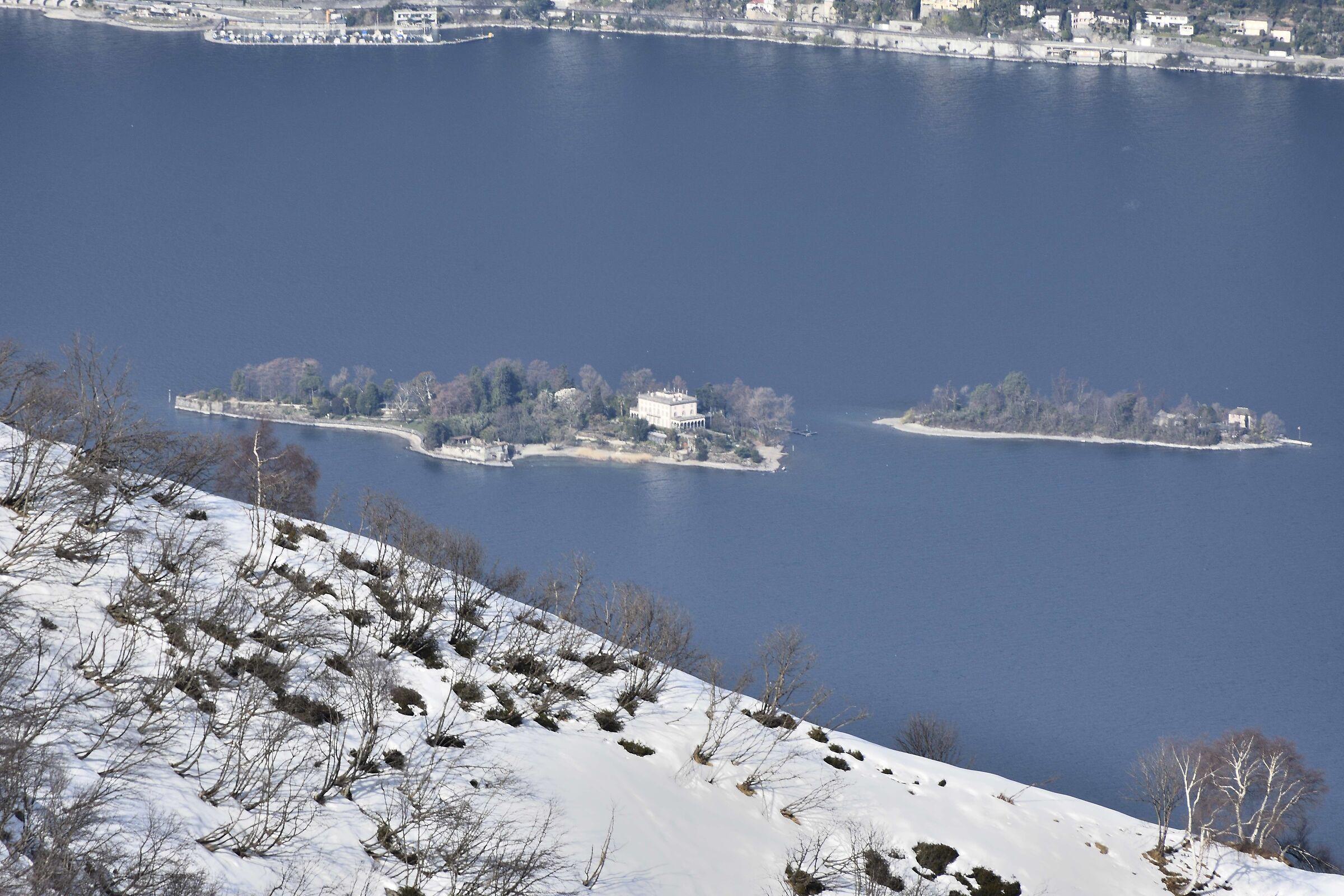 dalla cima del Gambarogno le isole di fronte a Brissago