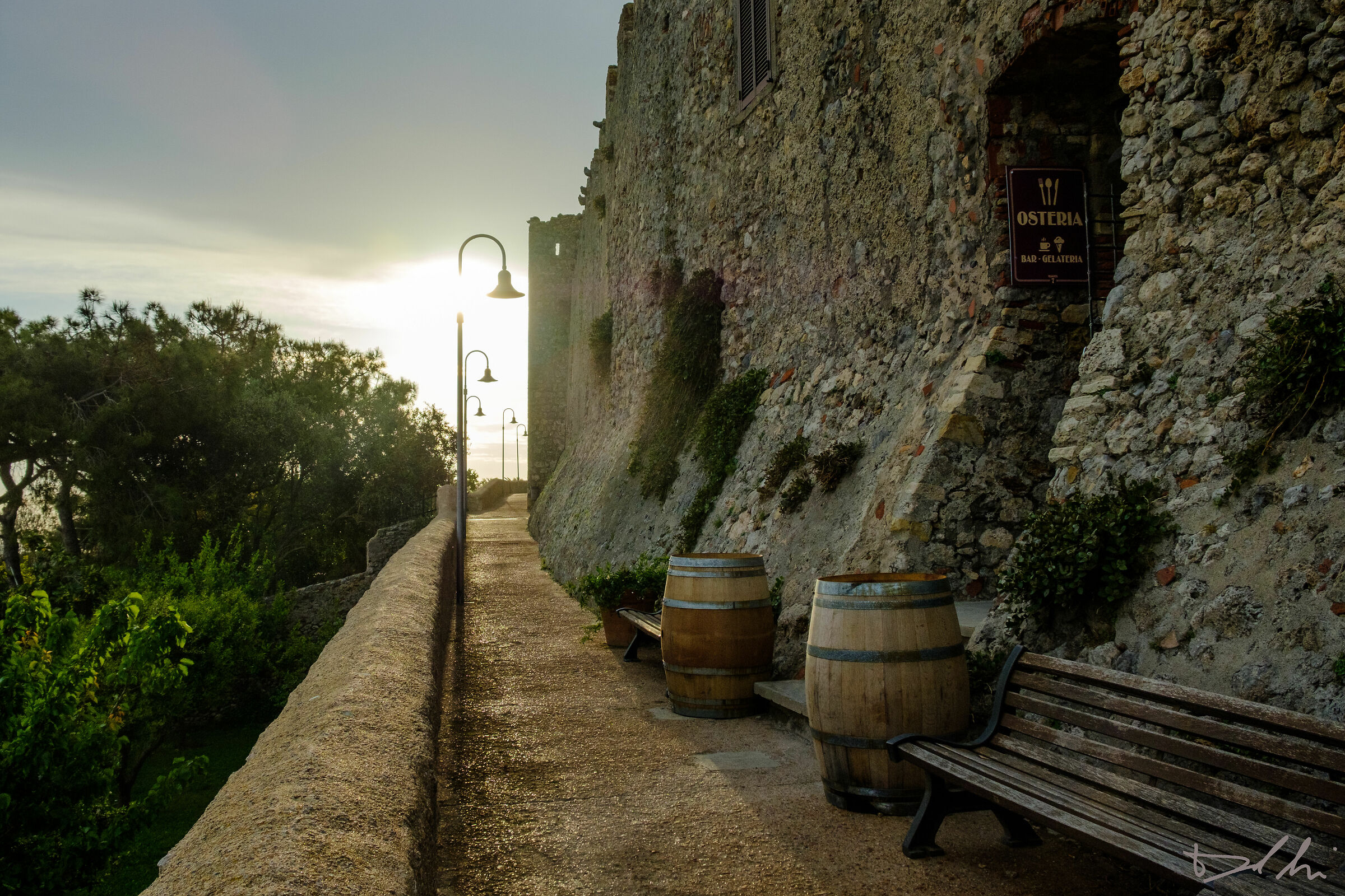 Al tramonto lungo le mura