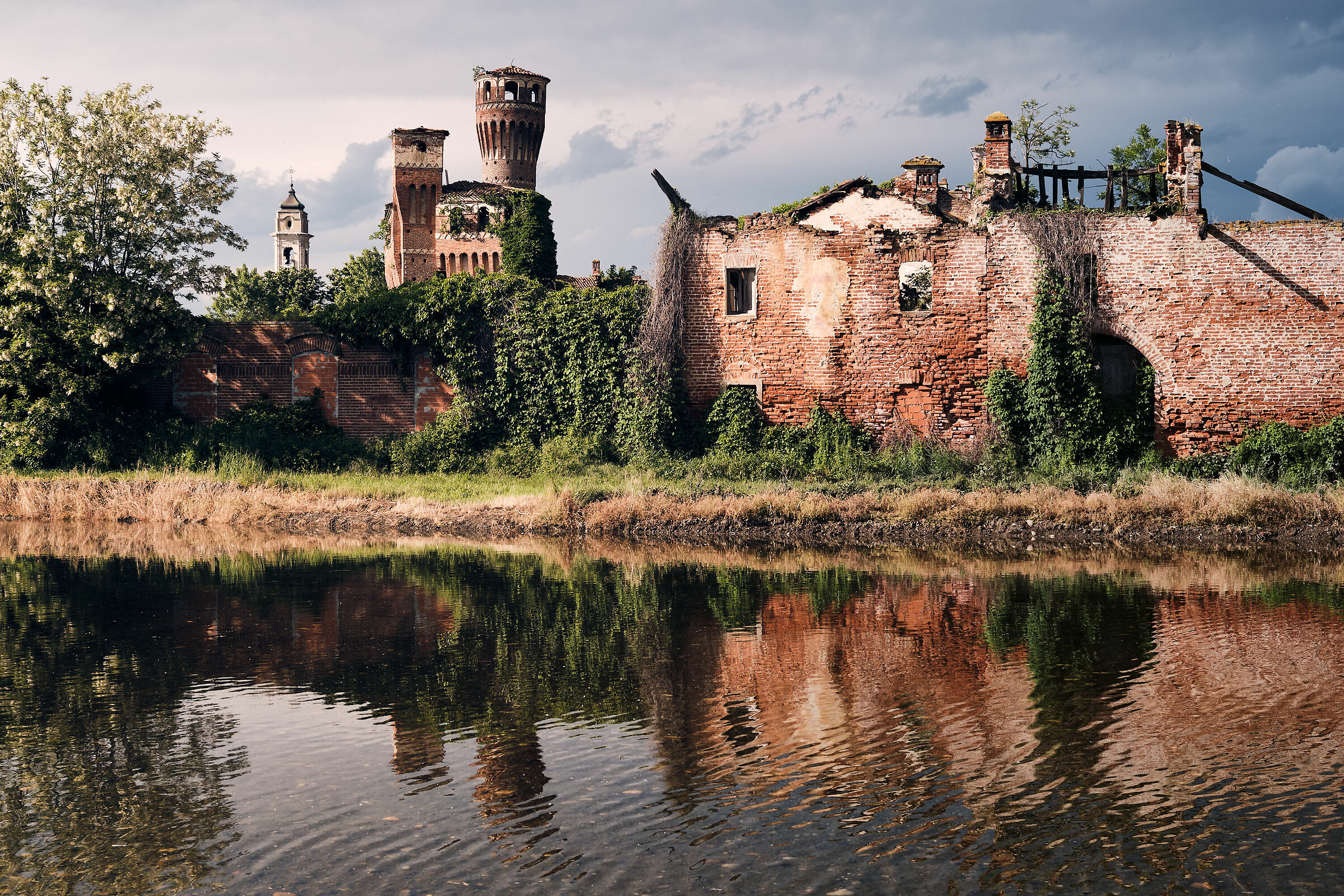 Tra le risaie: il Castello in rovina