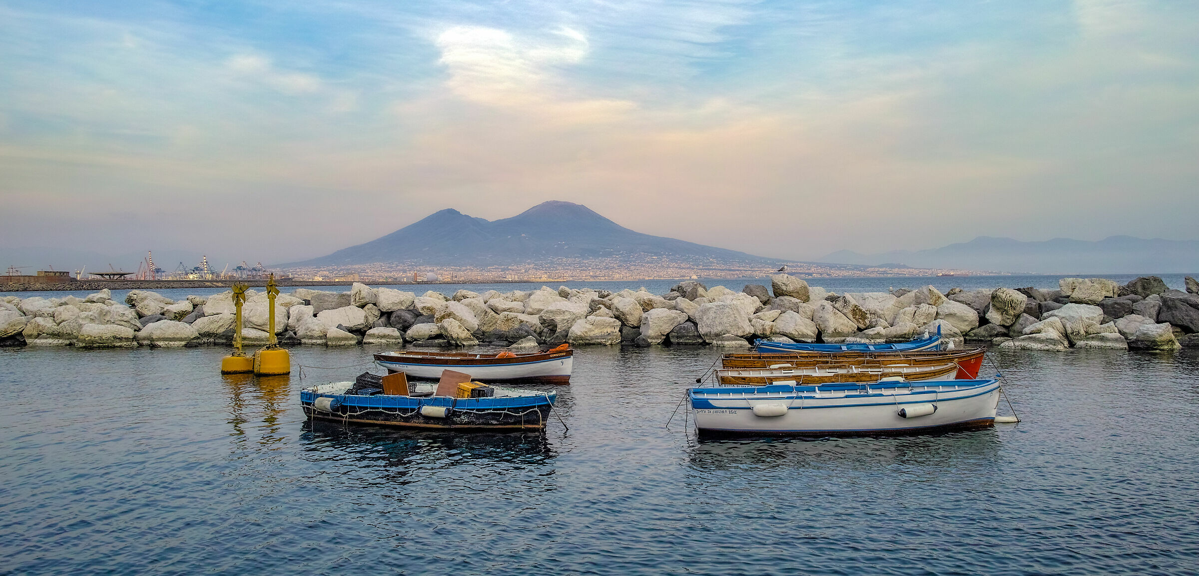 S Lucia-barche-scogli-Vesuvio