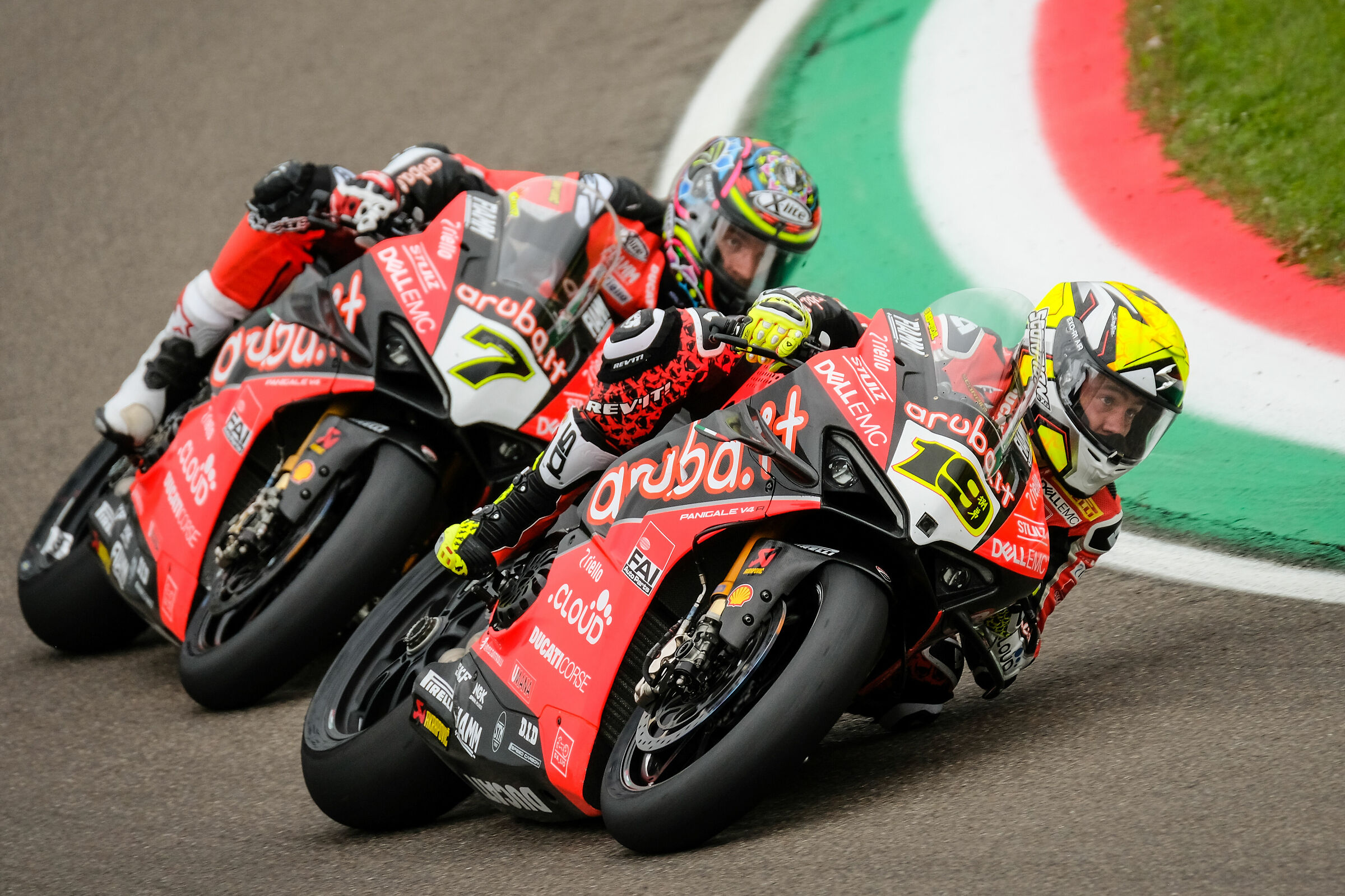 Alvaro Bautista preceduto da Chaz Davies (Tosa)