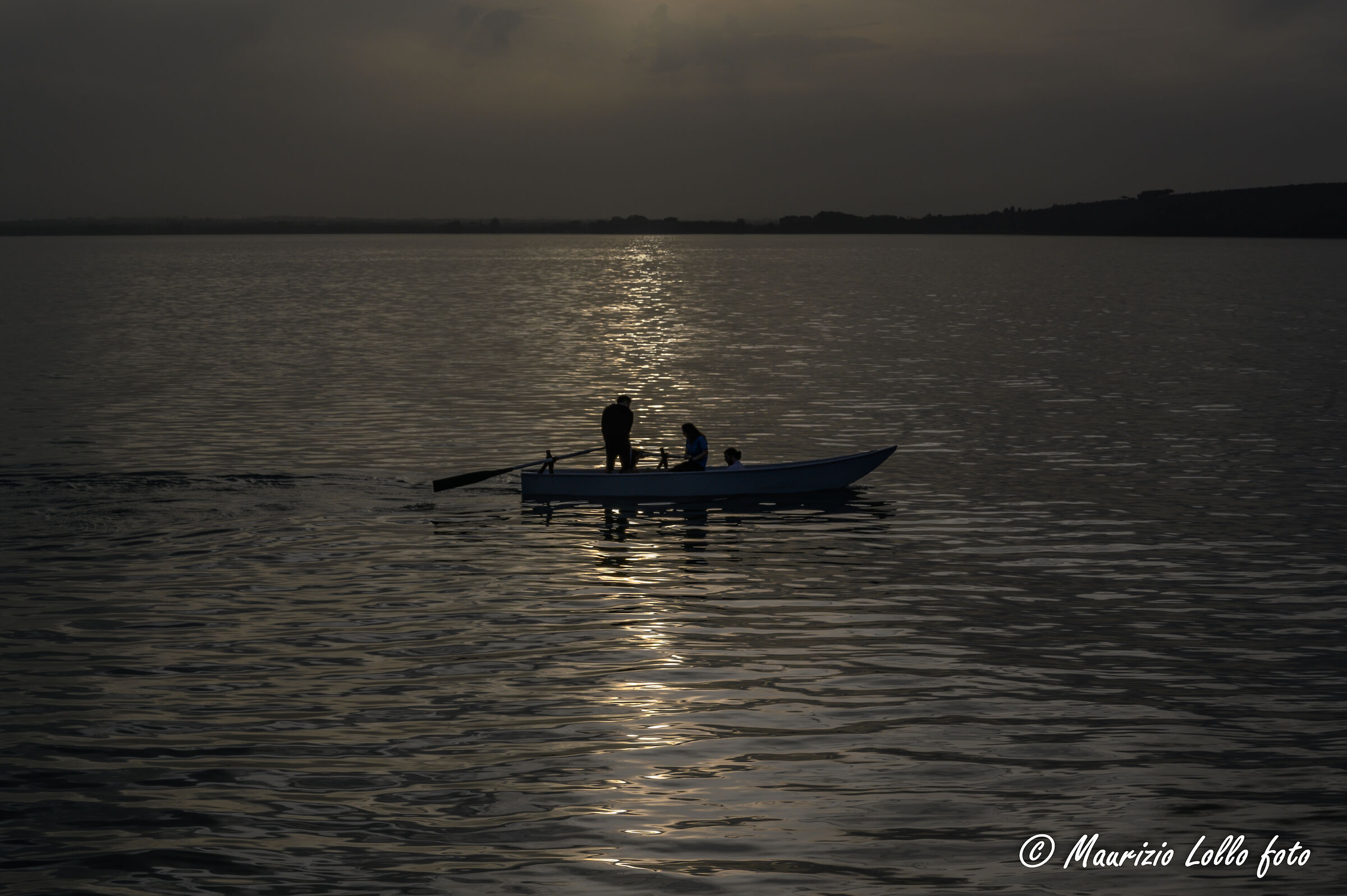 remare al tramonto sul Trasimeno
