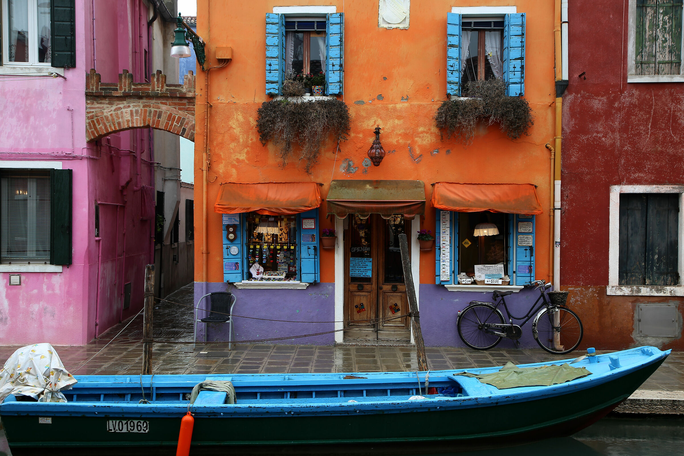 The parking lot in front of the house... Nice comfort