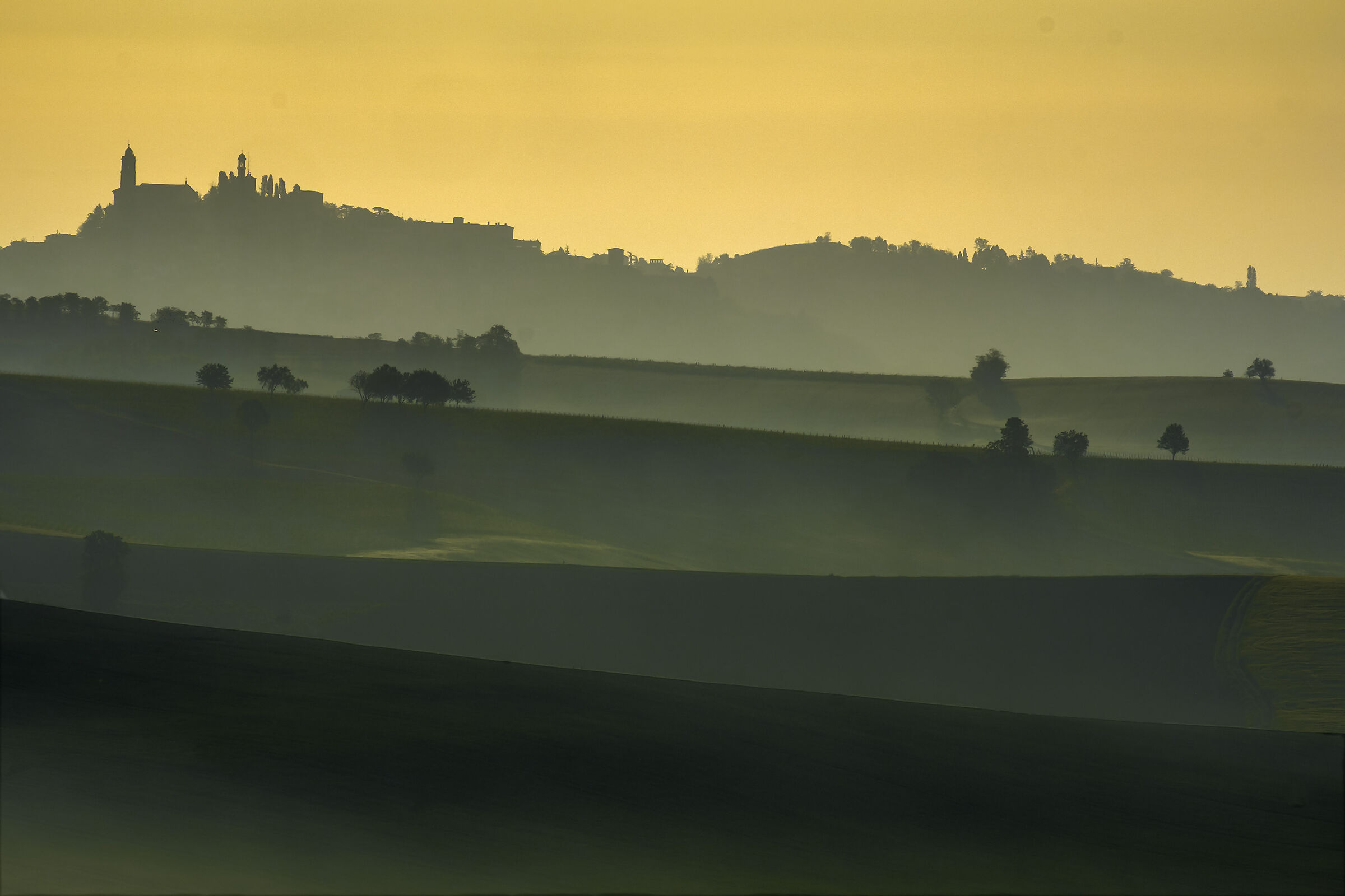Le prime luci dell'alba illuminano la scena
