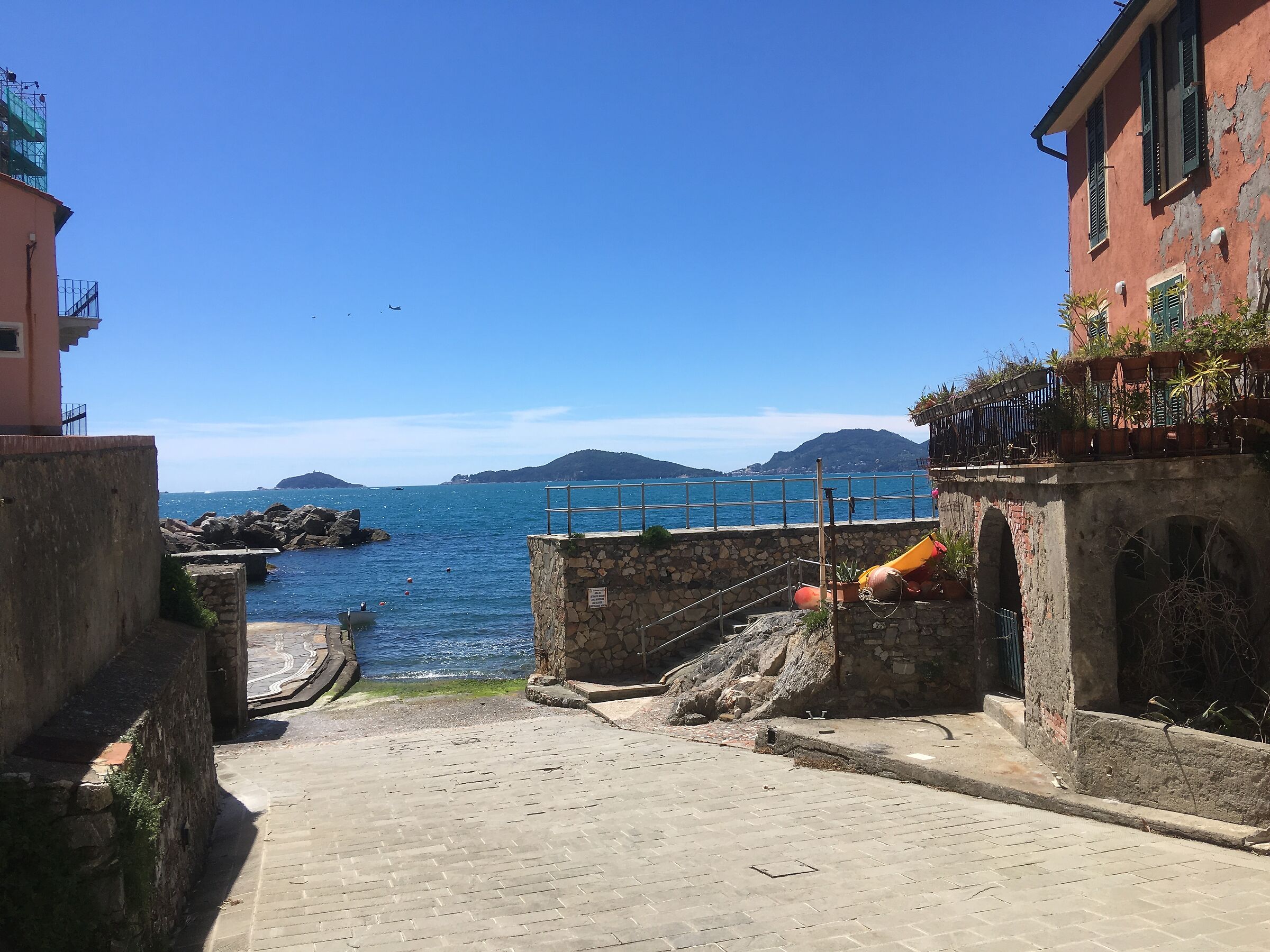 Lancio paracadutisti nella baia di La Spezia