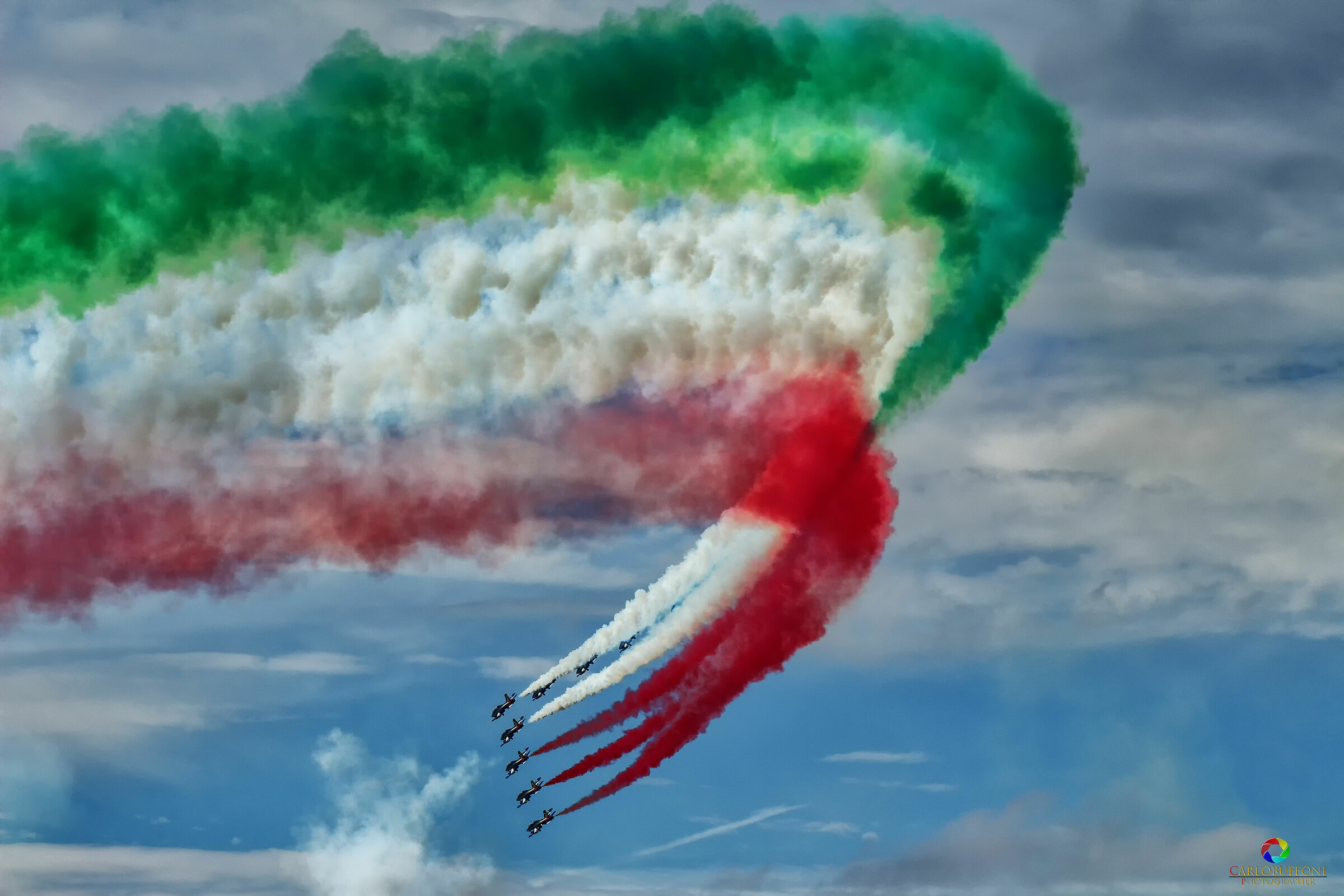 Tricolore tra la nuvole