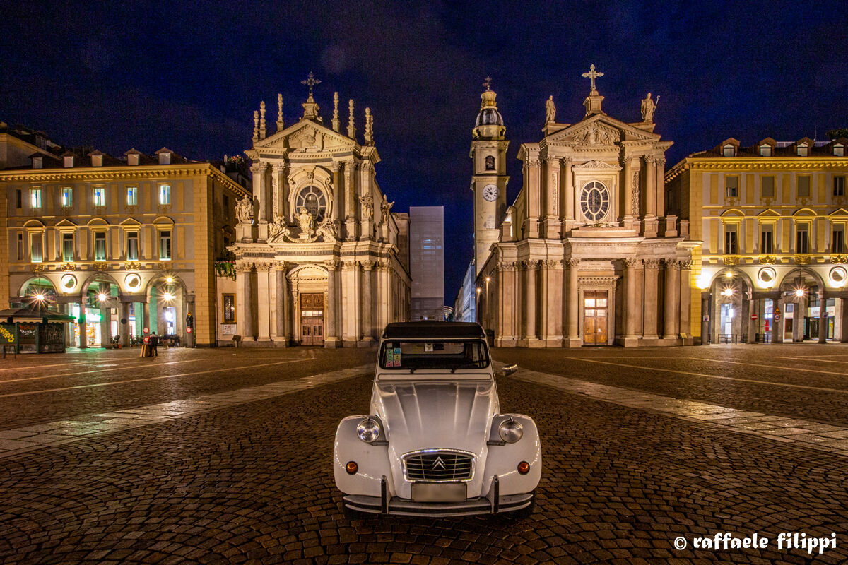 Citroen 2CV in Piazza S. Carlo