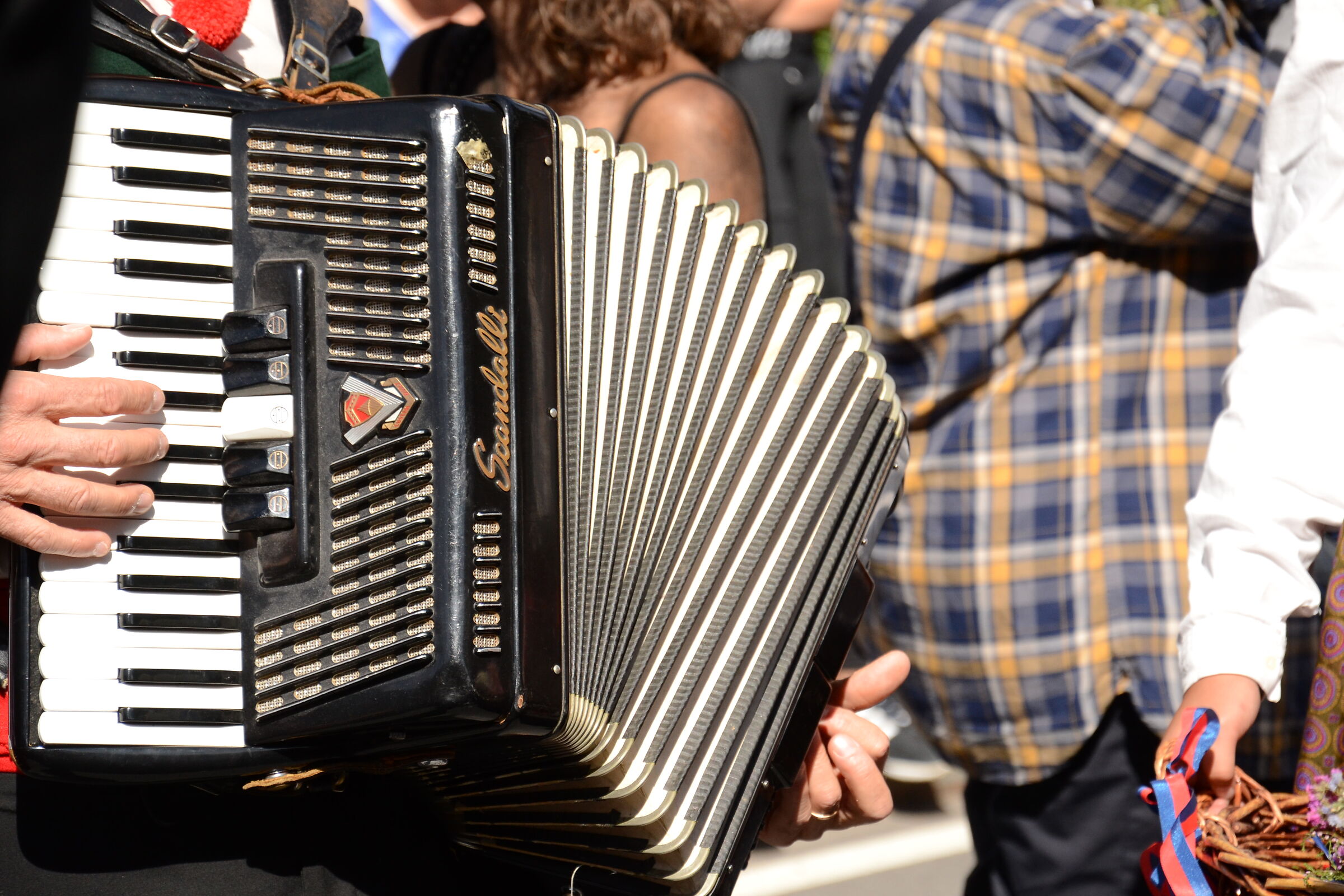 The accordion.... Tonight it sounds for us....