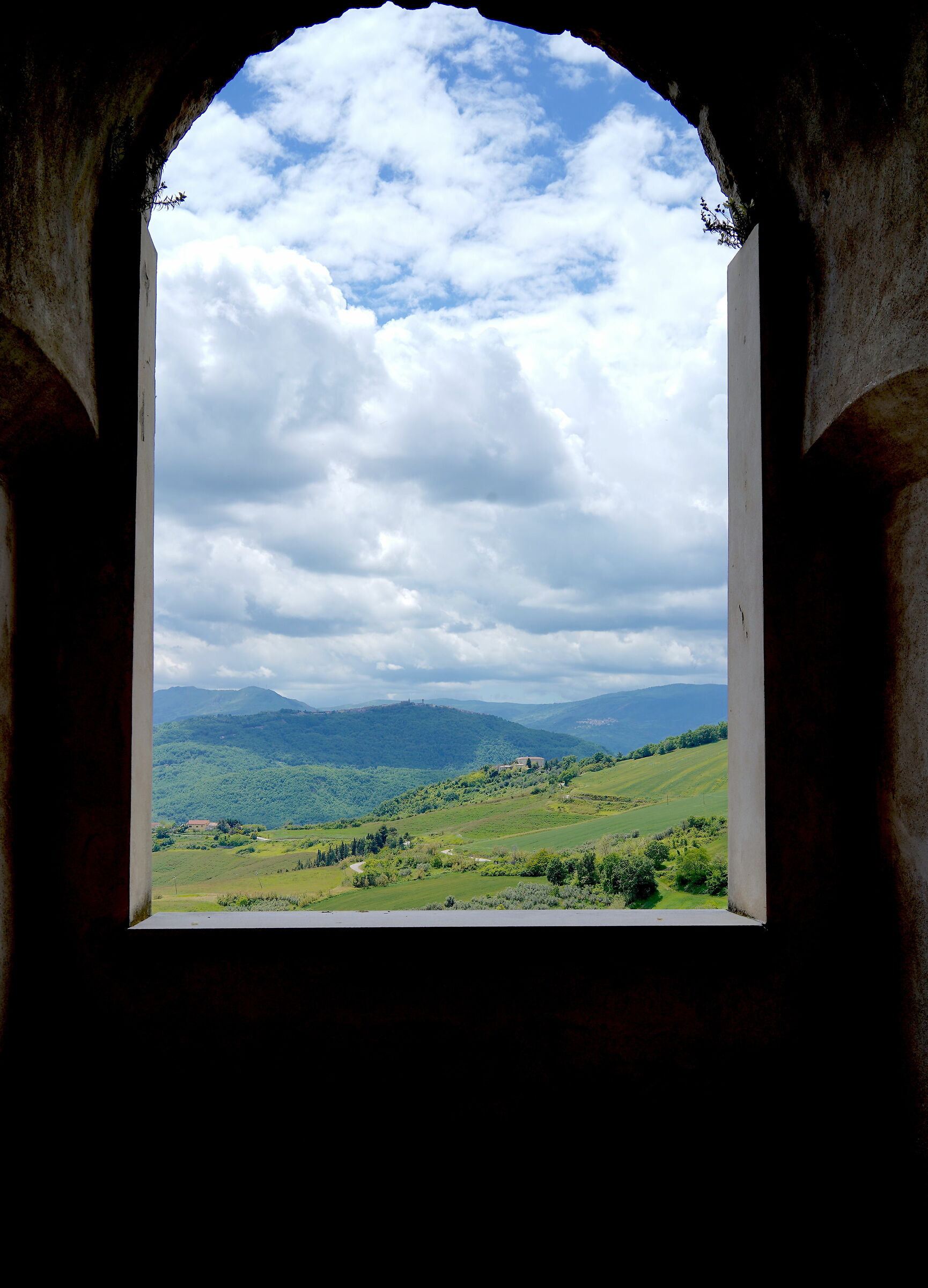 Attraverso una cornice.