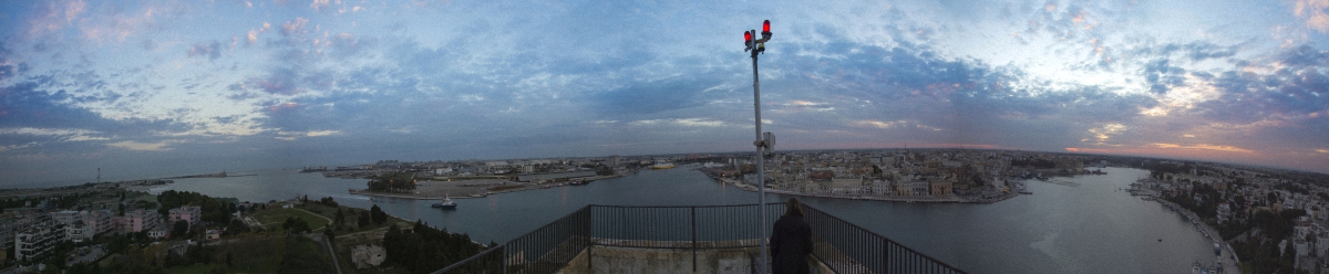 panorama della città di brindisi....
