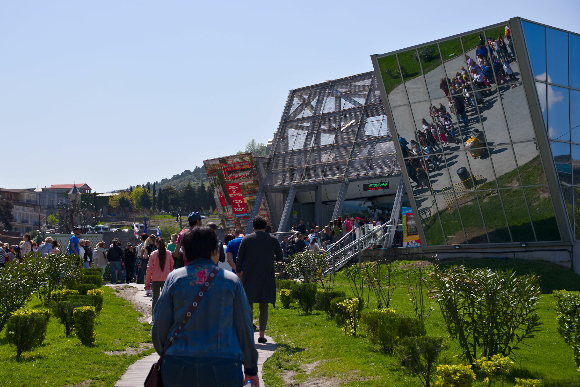 Tbilisi, turn on the cableway