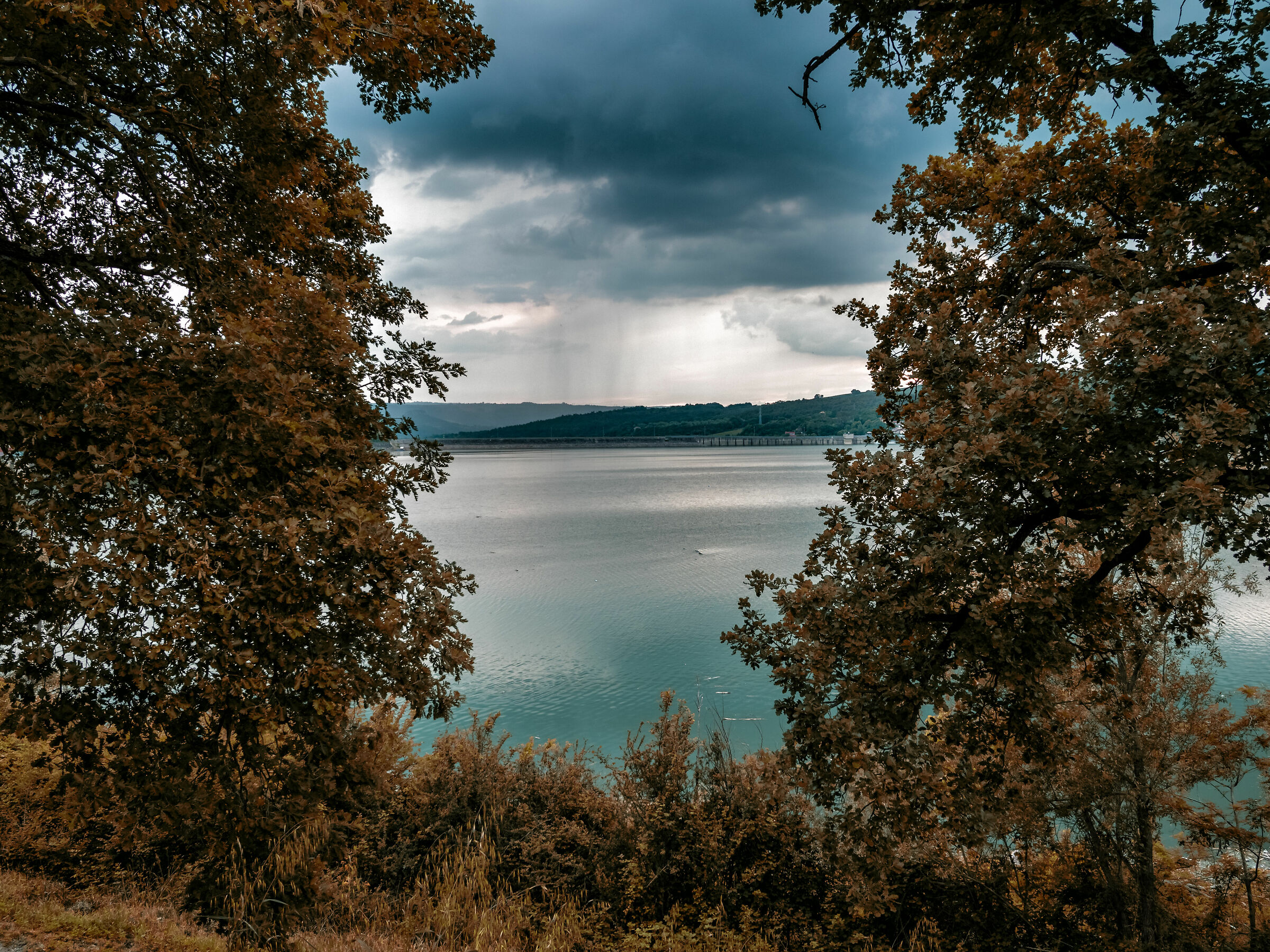 The rain over the dam