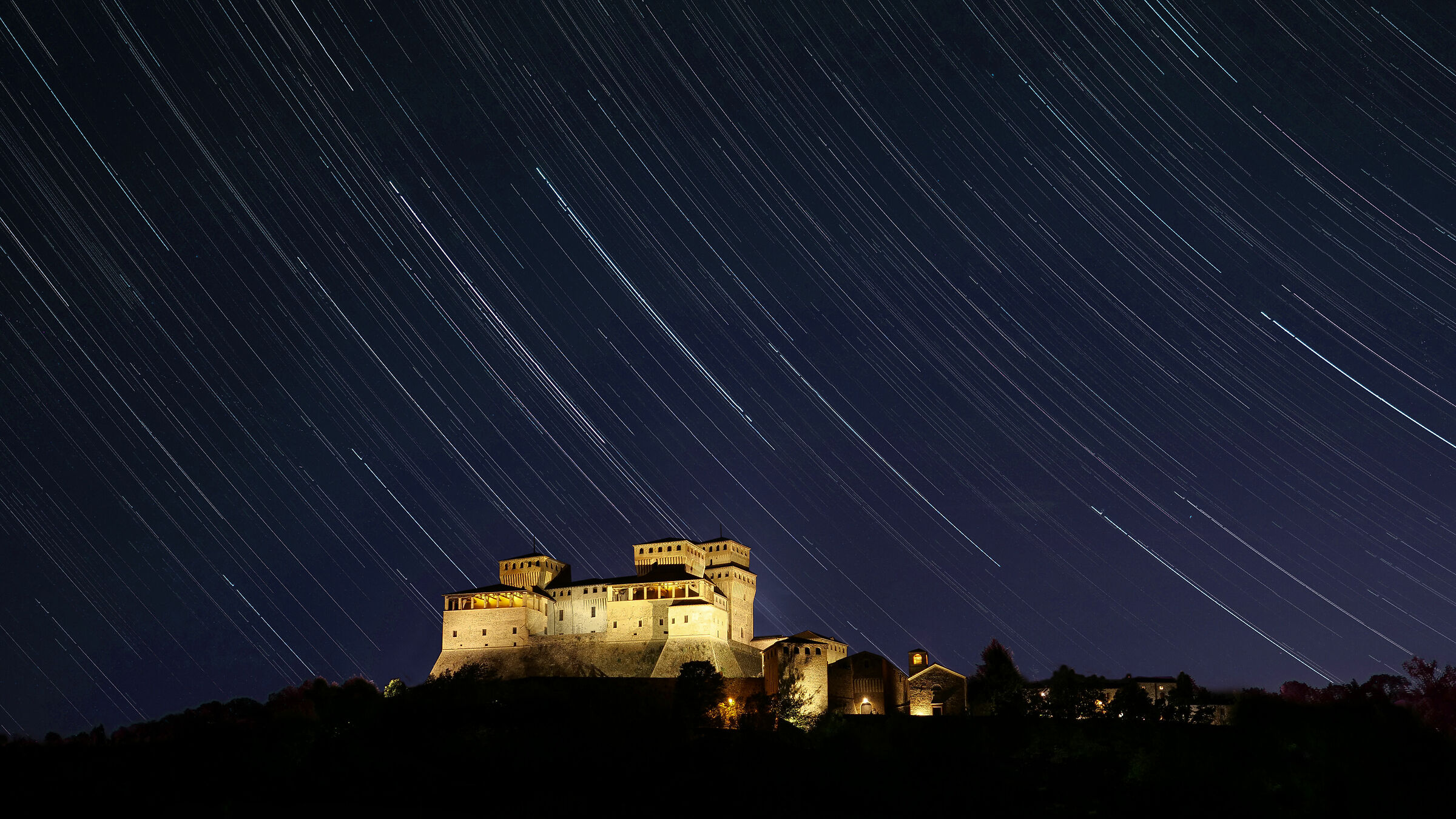 Star trail sul castello di Torrechiara
