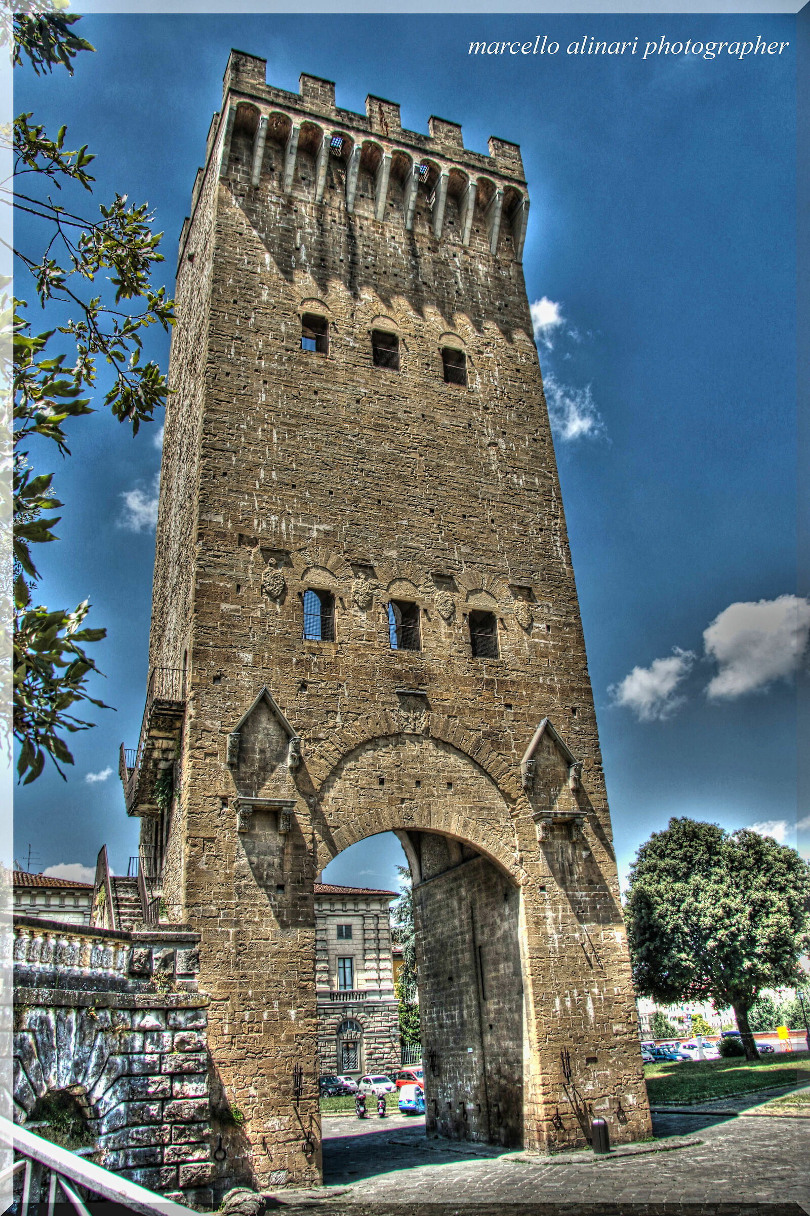 firenze - l'imponente  porta s. niccolo'