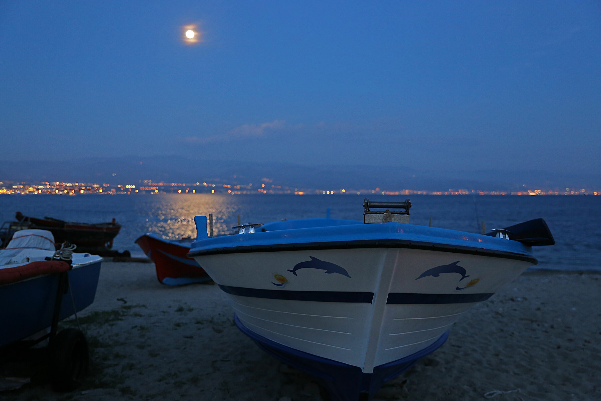 Luna piena sullo stretto di Messina