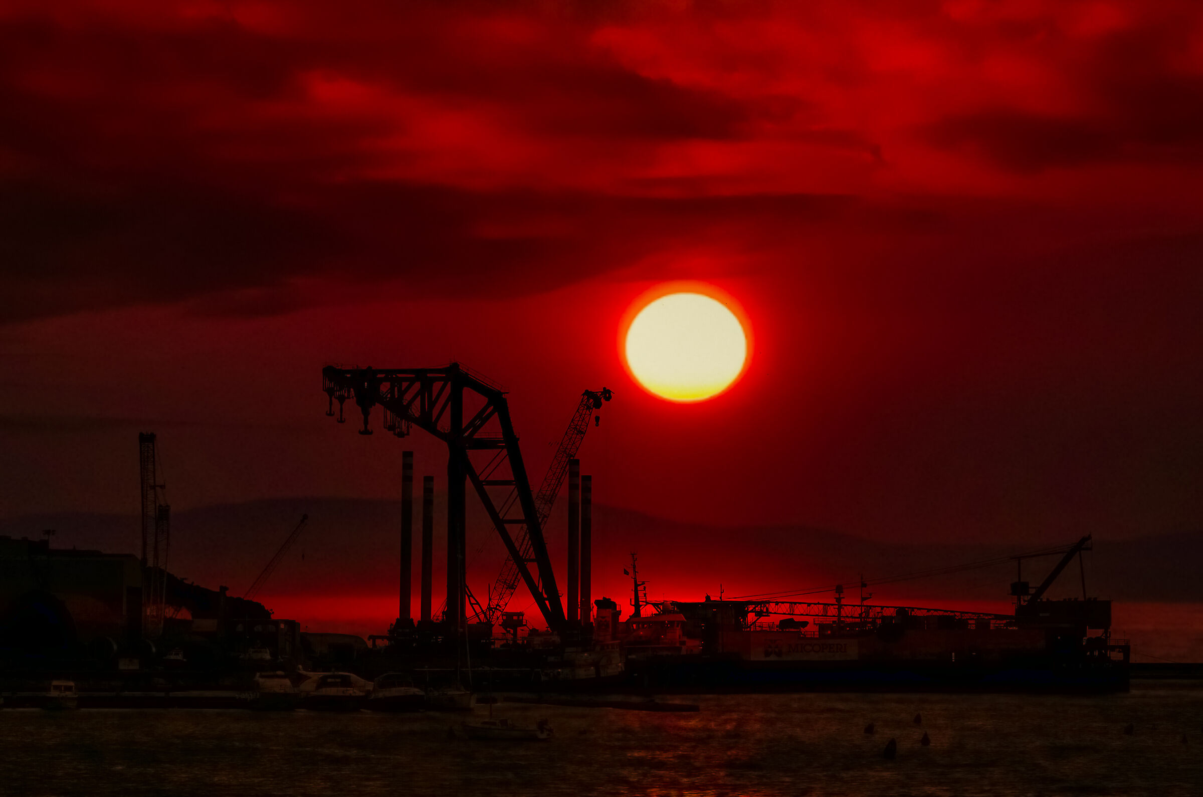 Tramonto sul porto di Ortona (Chieti)