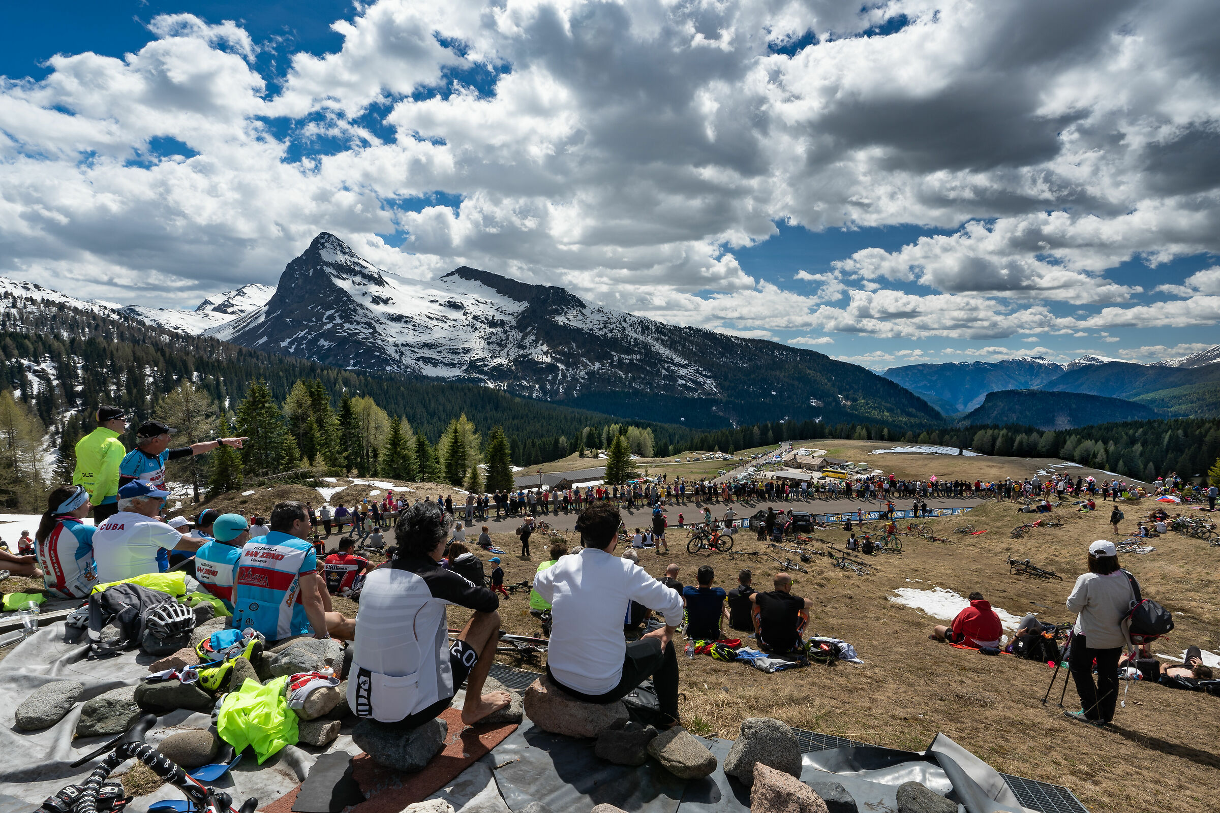 attesa del passaggio del Giro d'Italia passo Rolle