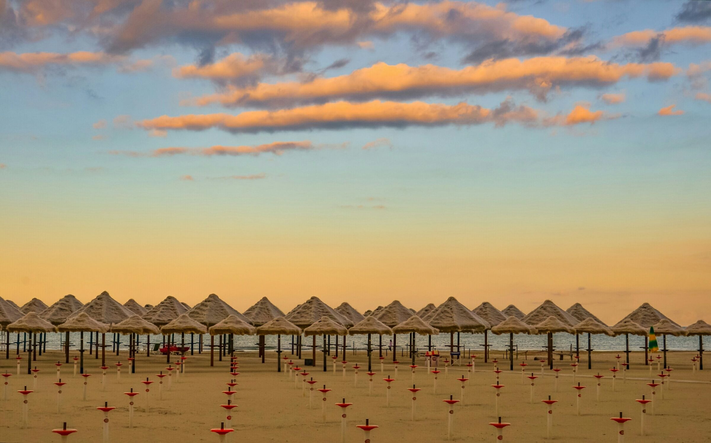 Primi ombrelloni a Ortona (Chieti)