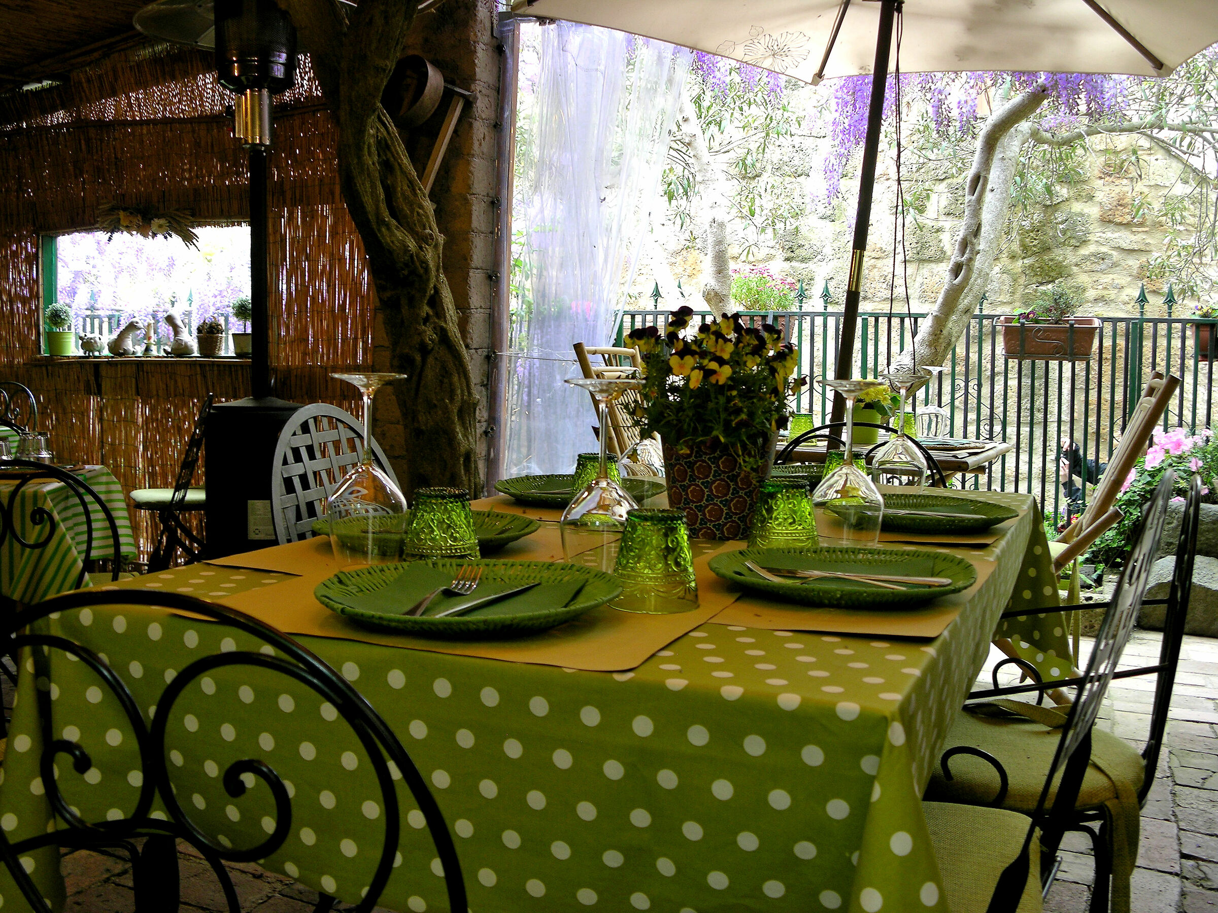 Ladies and gentlemen... At the table