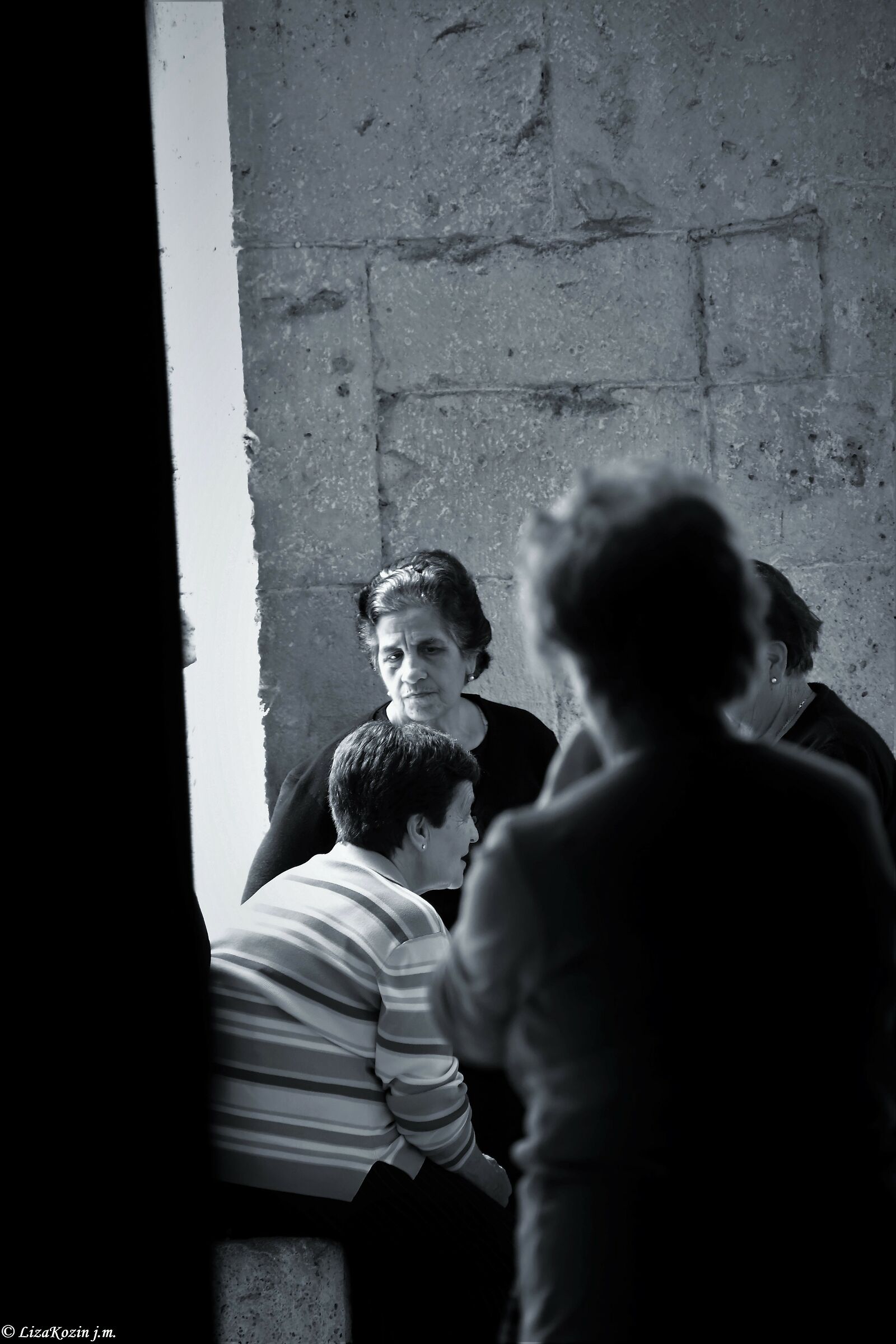 Donne al funerale. L'Abbazia Casamari