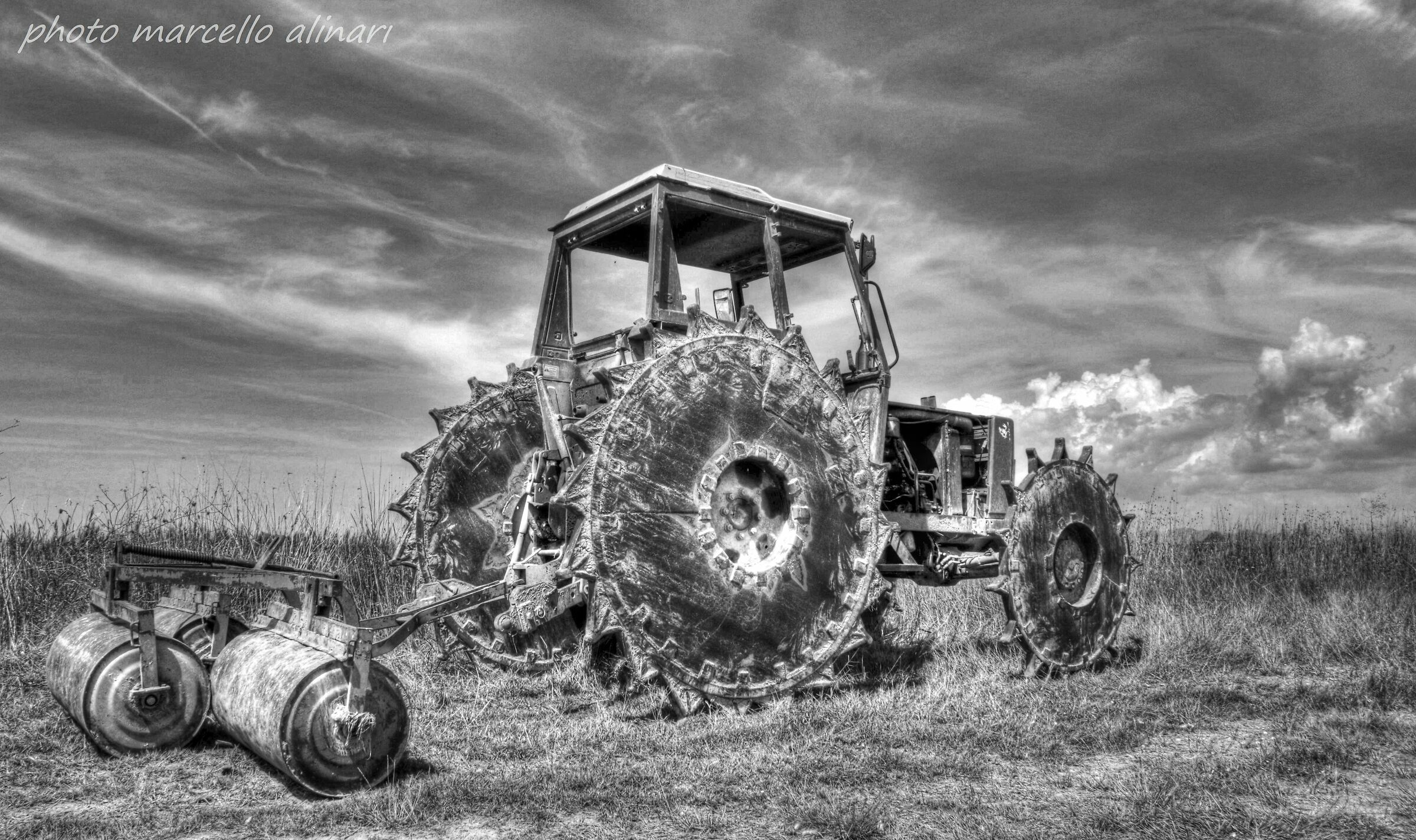 maremma toscana abbandonata - trattore da risaie