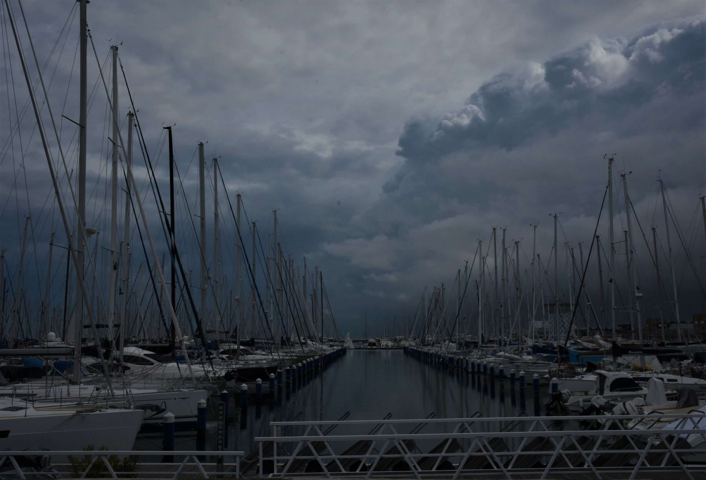 anche se ti arrabbi noi siamo al marina. Al sicuro