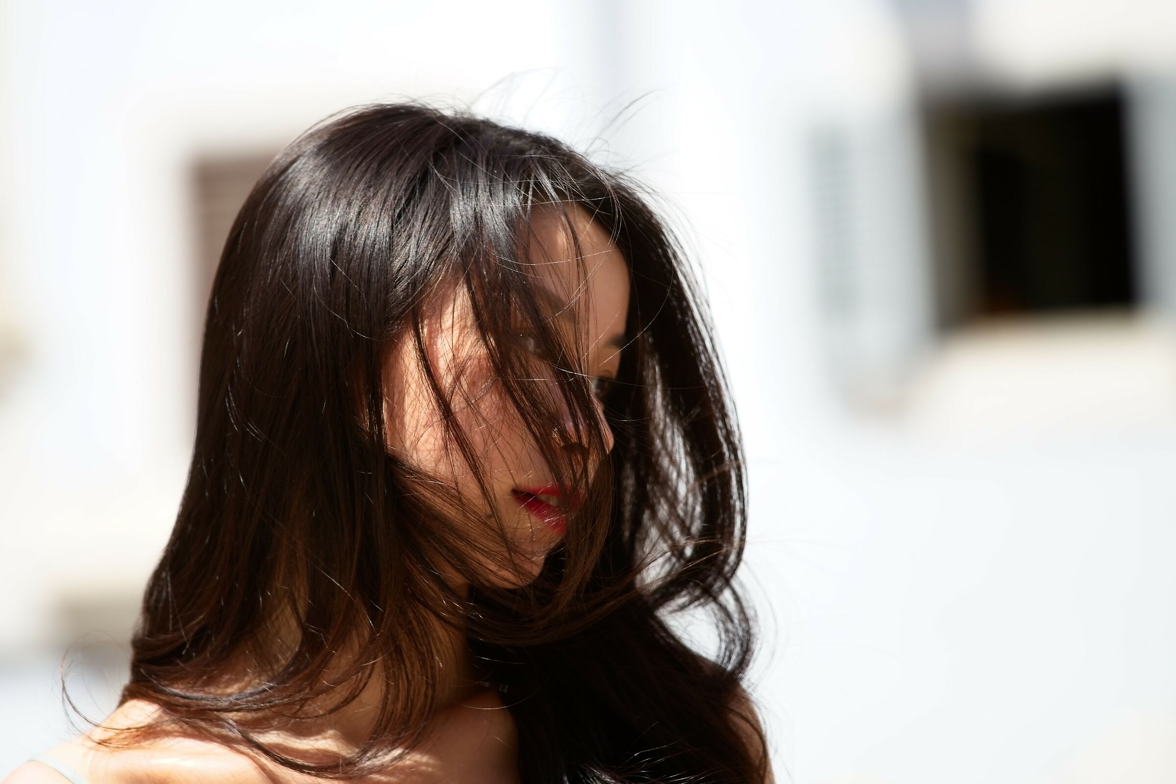 Capelli mossi dal vento