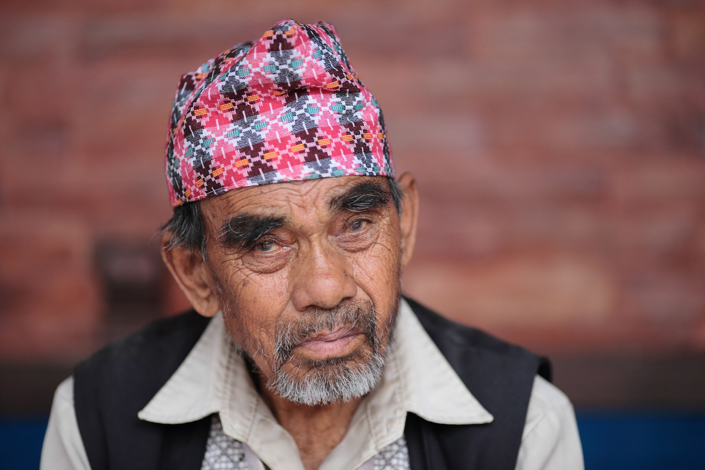 UOmo che indossa il topi