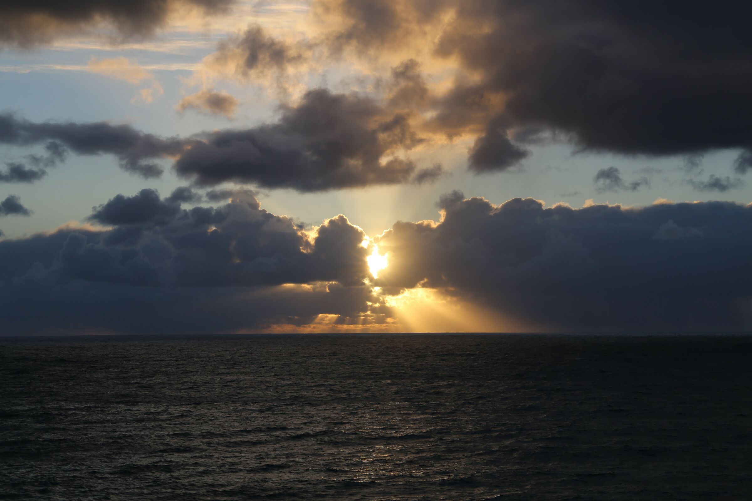 sole e nuvole a mezzanotte