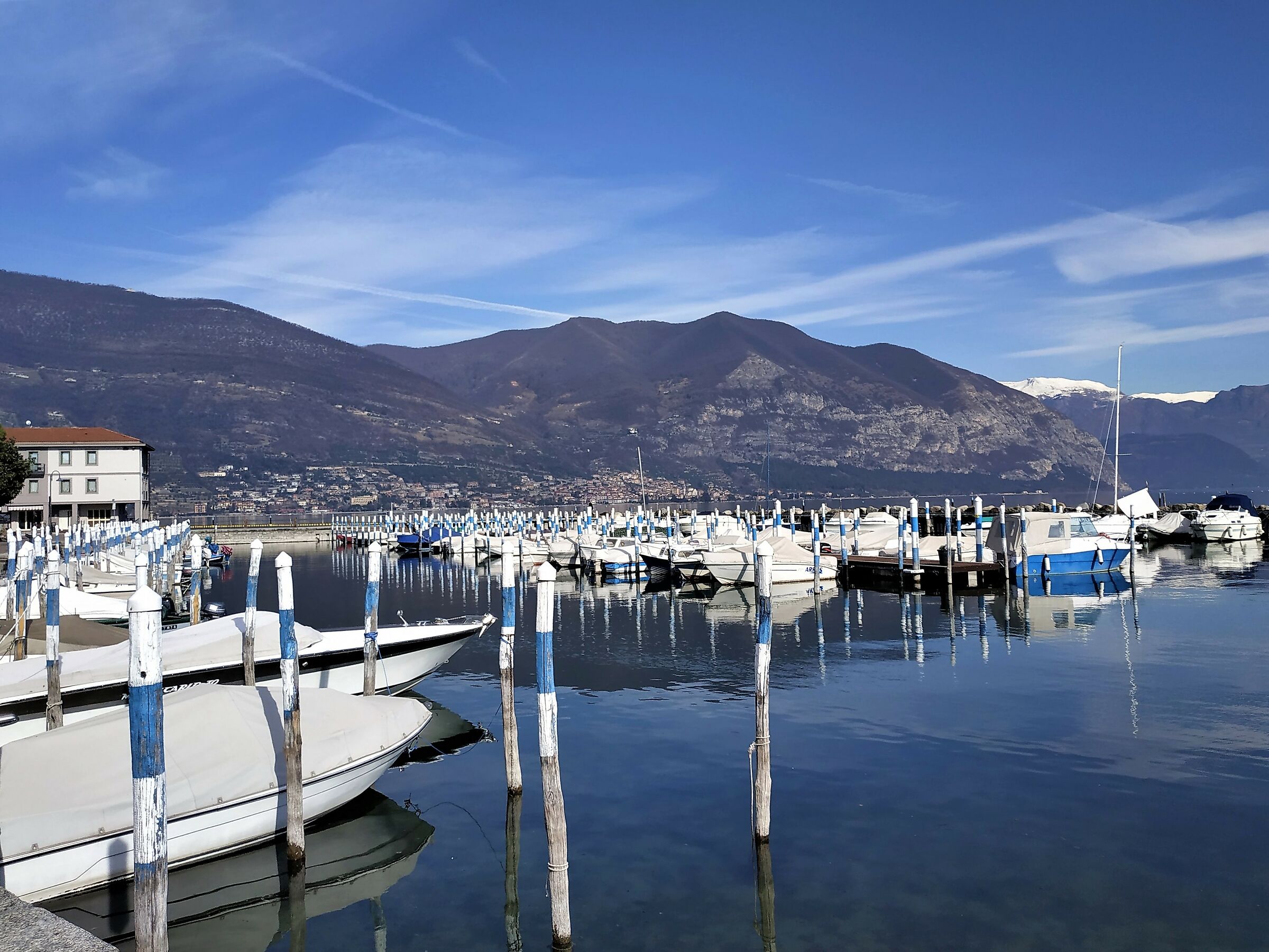 Barche a riposo sul lago d'Iseo