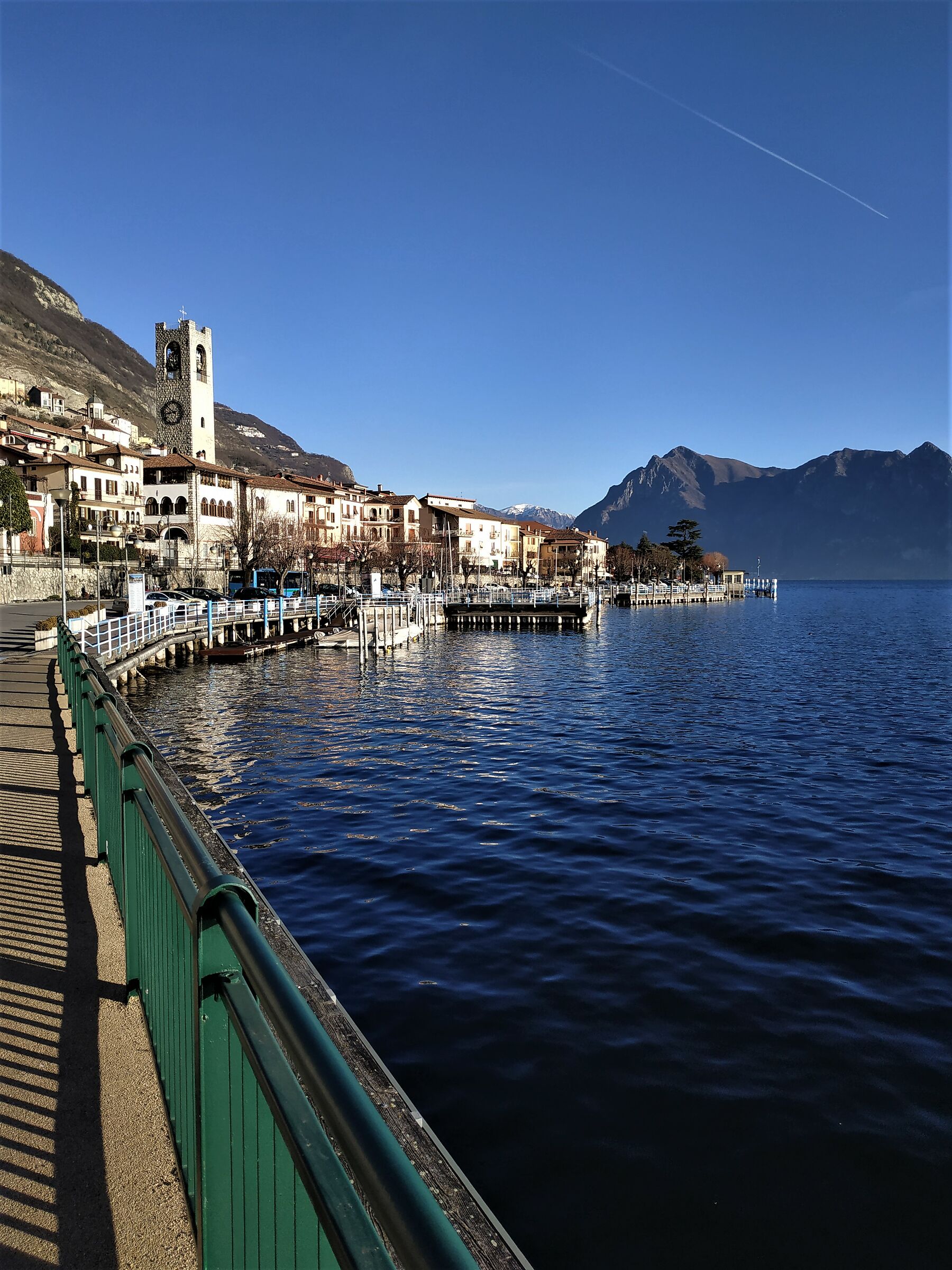 Lungo Lago di Tavernola Bergamasca
