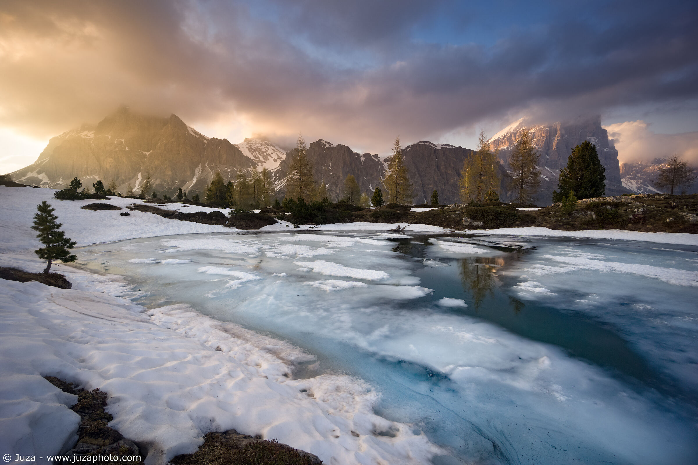 Il lago di Limedes tra neve e ghiaccio