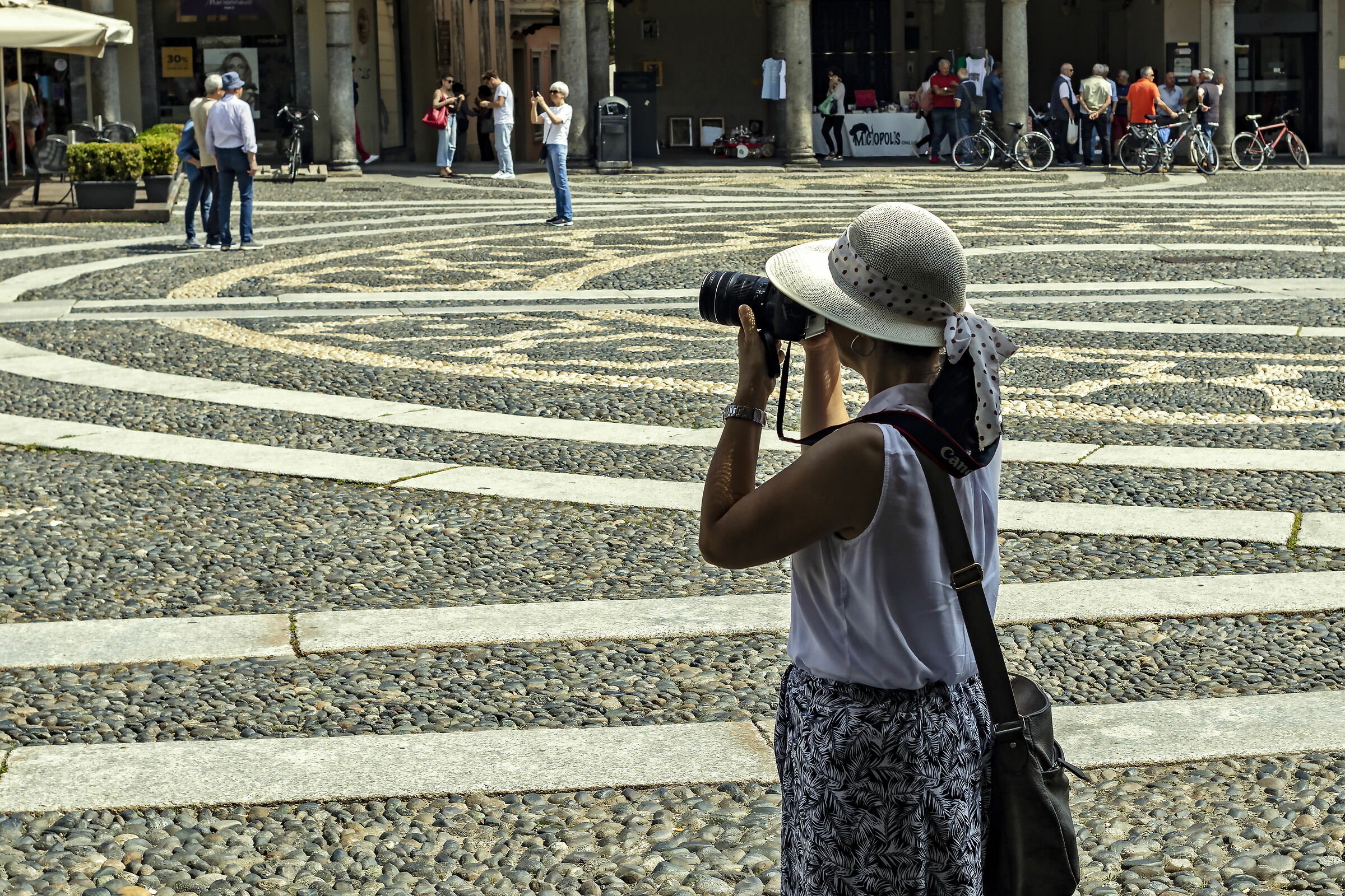 All photographers in Piazza Ducale