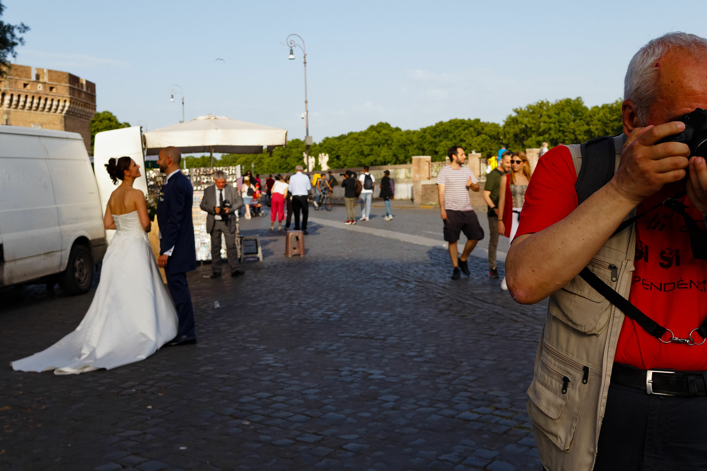 Gli sposi stanno alle tue spalle!