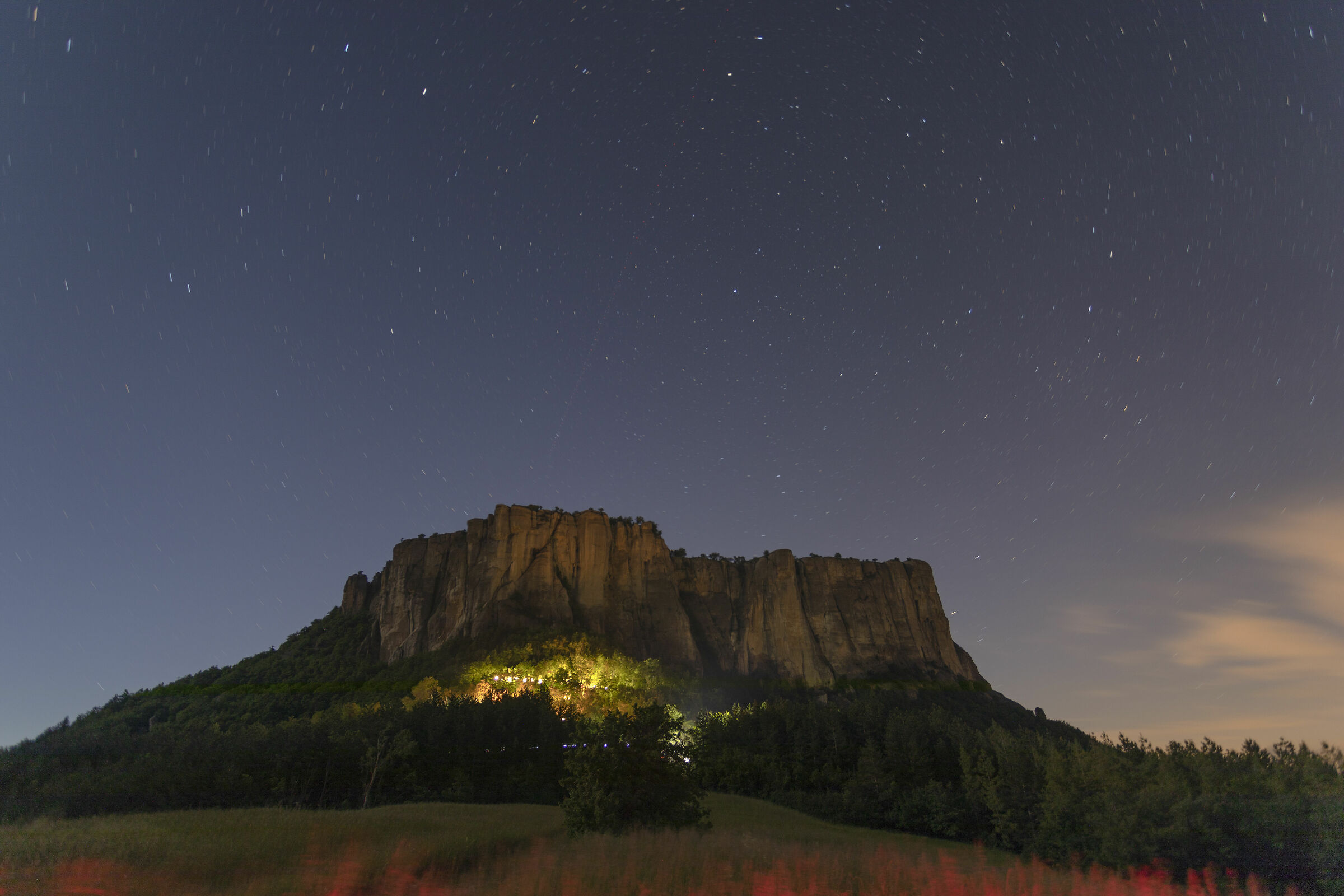 Pietra di Bismantova in notturna