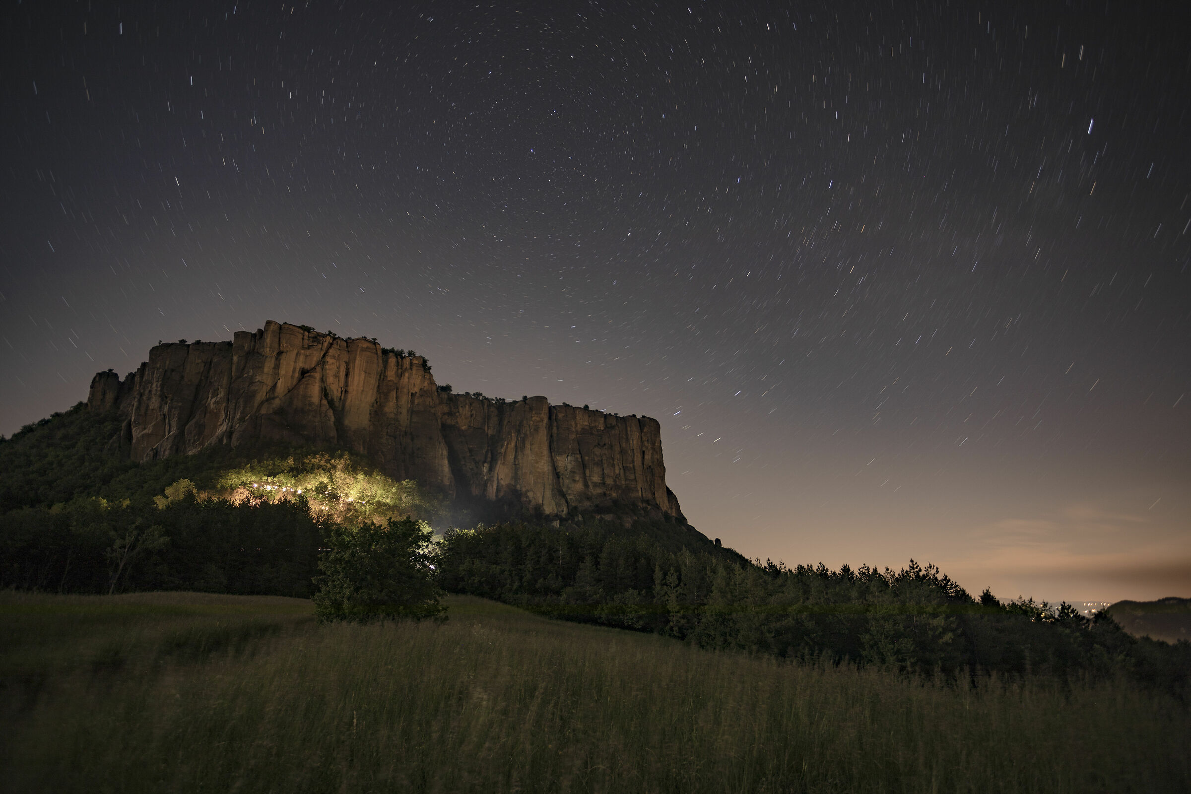 Pietra di Bismantova in notturna