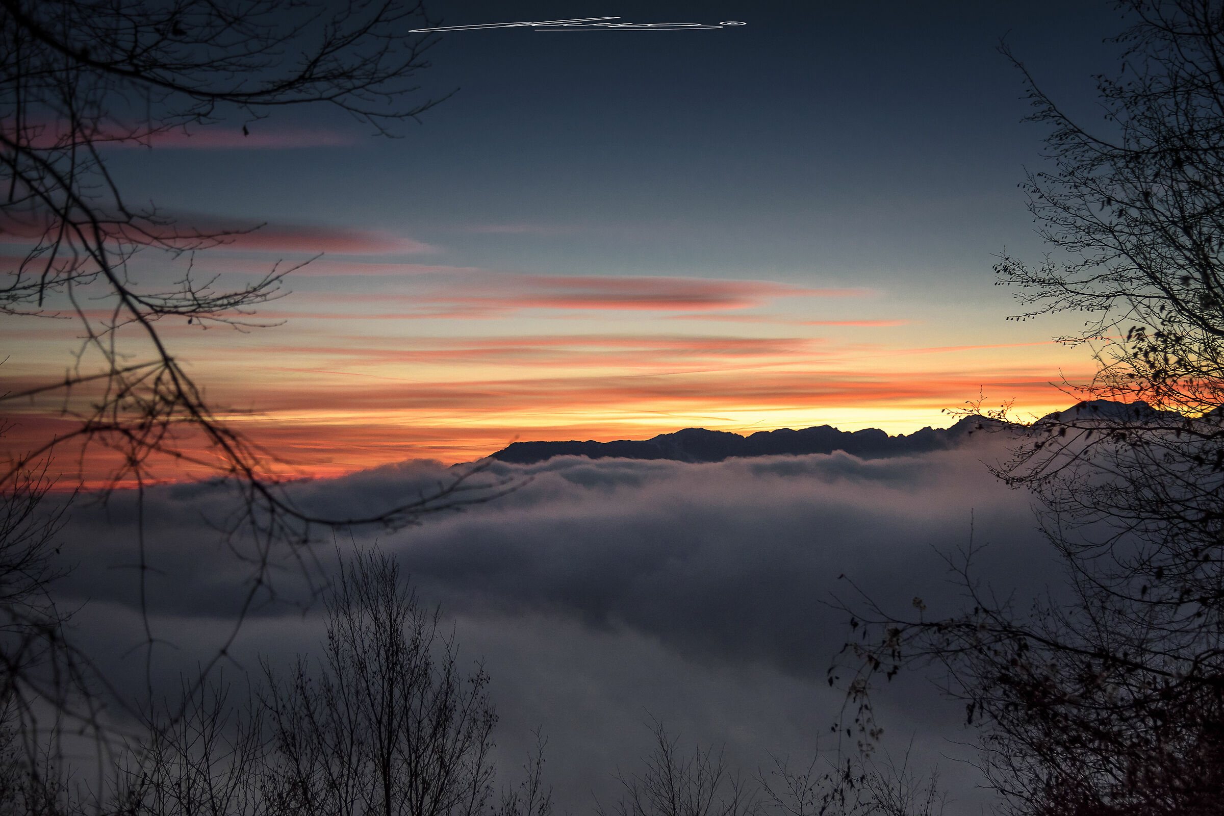 Tramonto sopra le nuvole