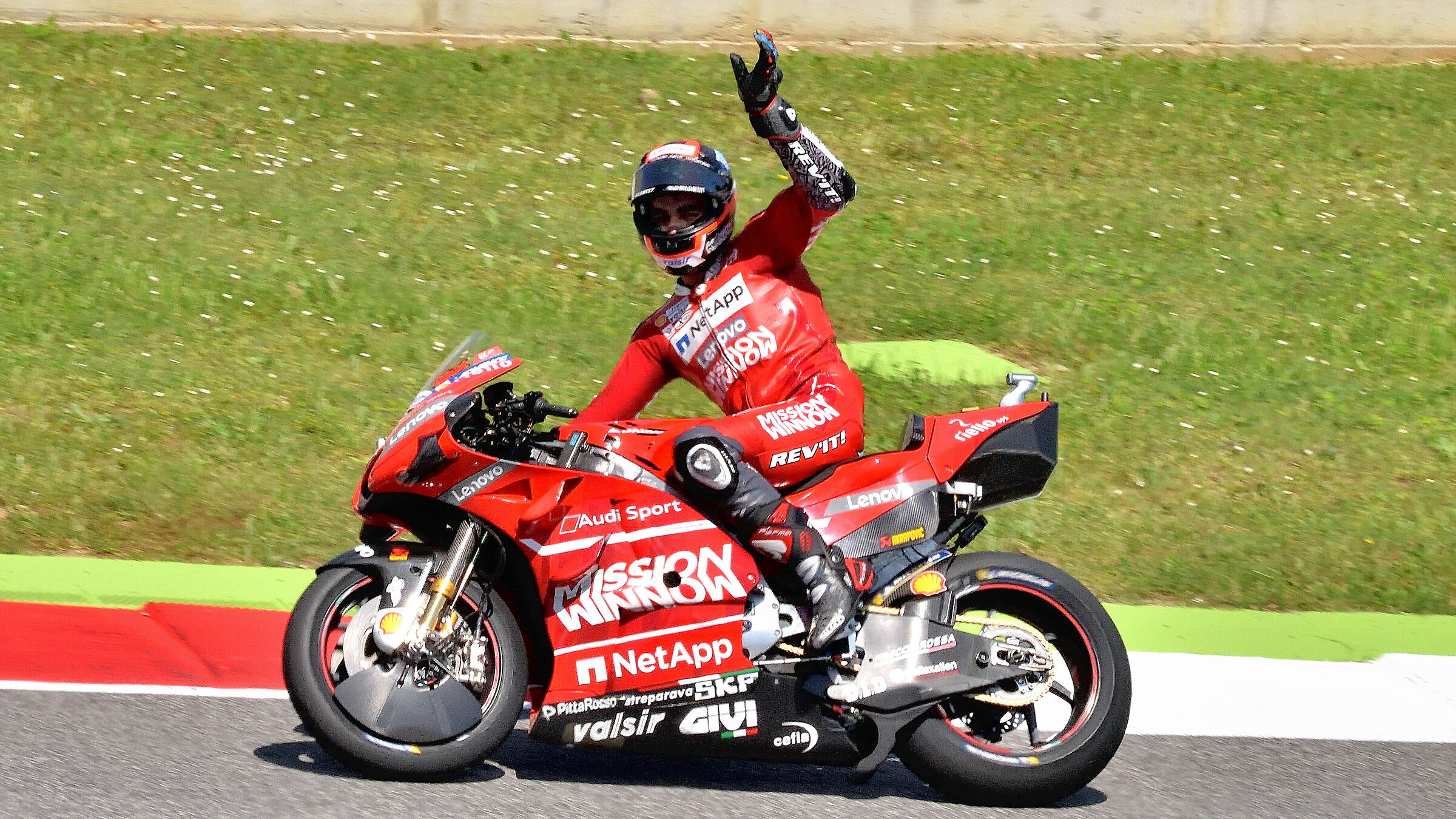 Petrux "The winner" in the lap of honour