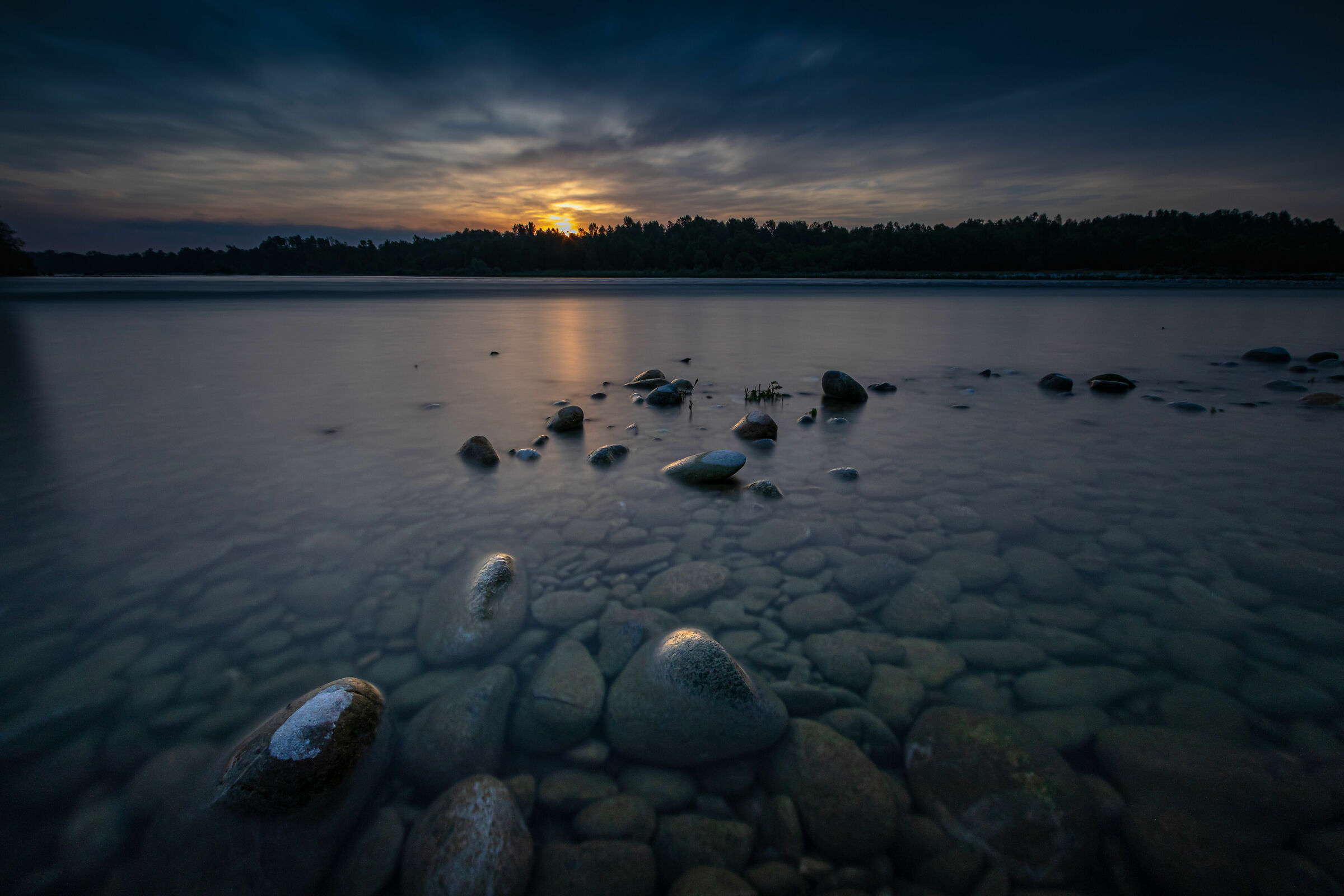 Alba sul fiume azzurro