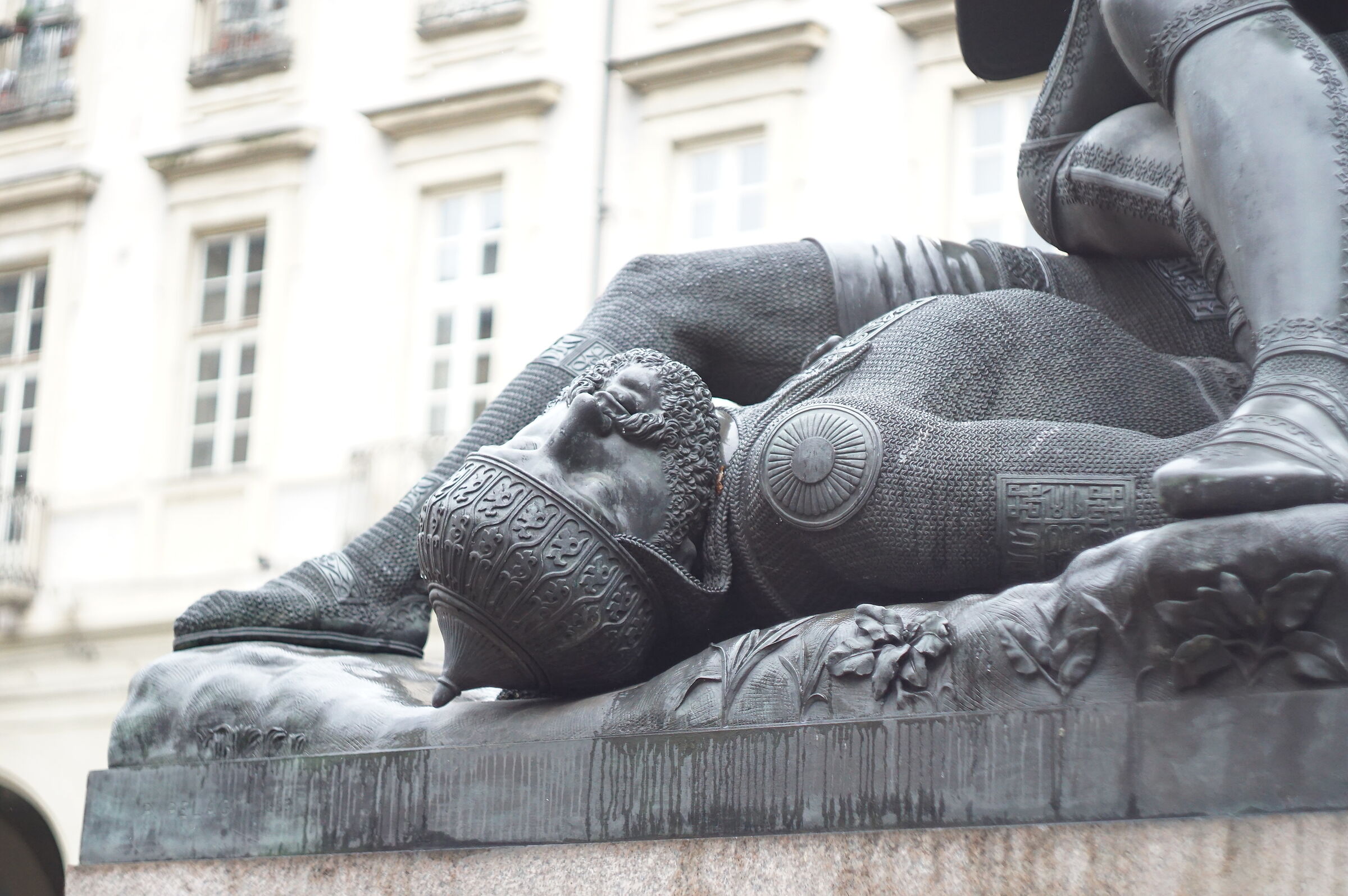 Particolare della statua del Conte Verde