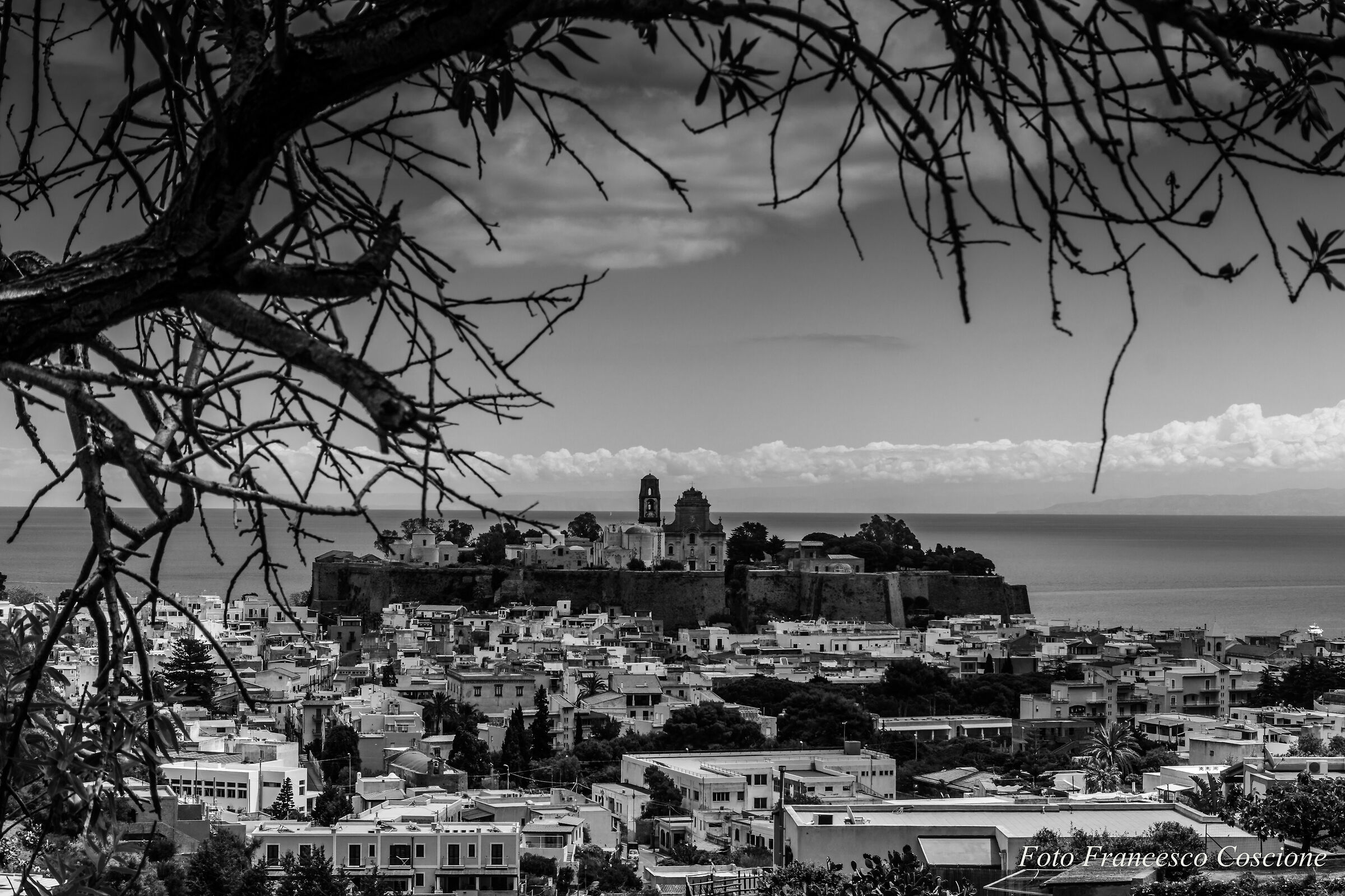 La Civita di Lipari nella cornice di un ulivo.